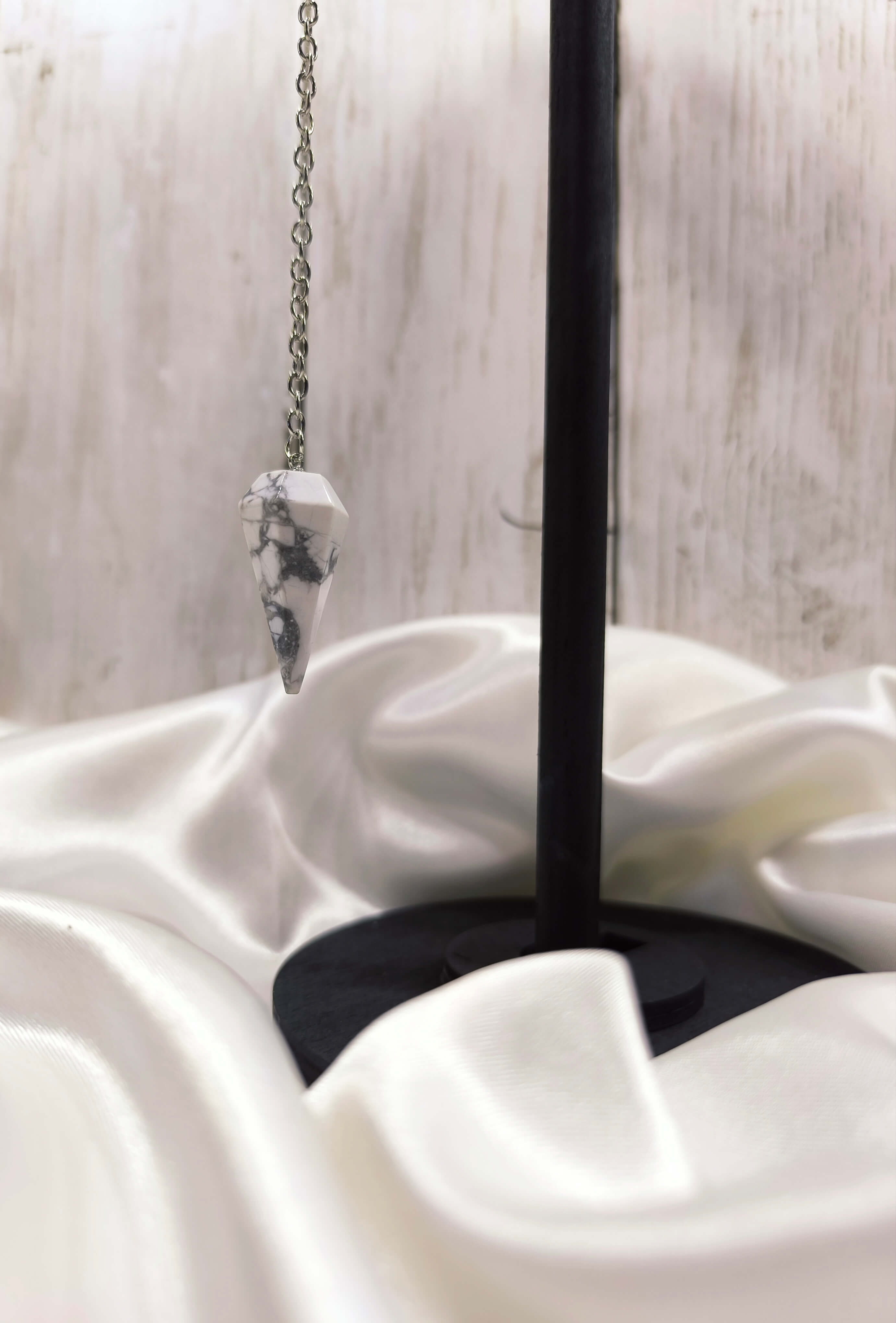 PENDULE DIVINATOIRE - HOWLITE BLANCHE - INTUITION, CALME & CLARTE
