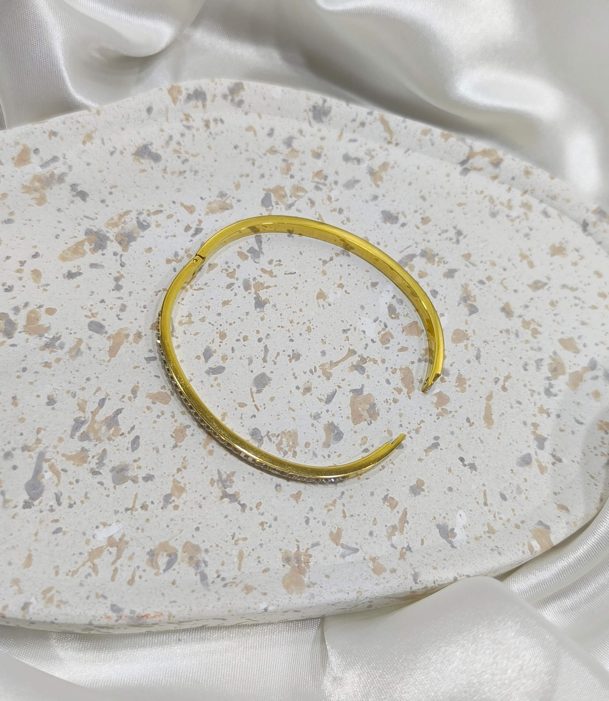 BRACELET FEMME - DORE - UN RANG DE STRASS - EN ACIER AU TITANE 