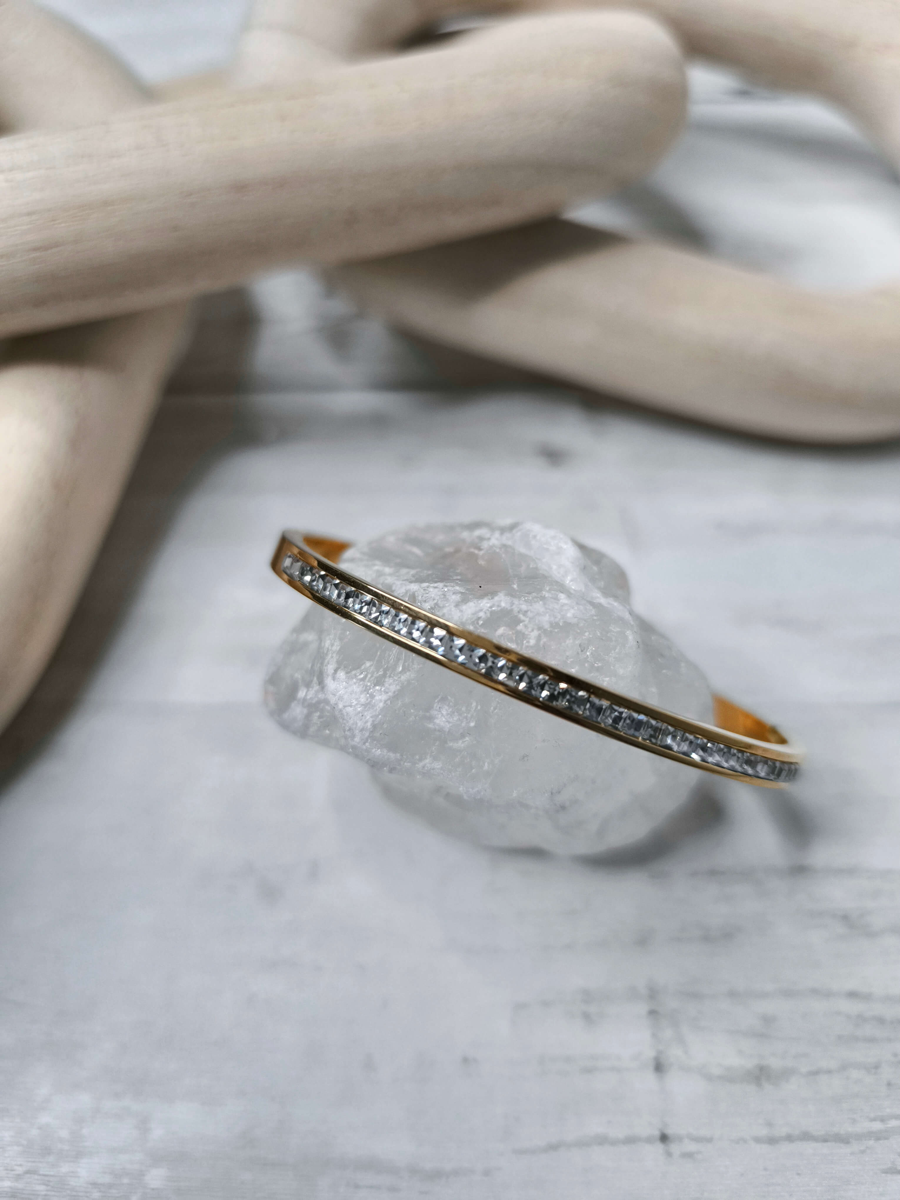 BRACELET FEMME - DORE - UN RANG DE STRASS - EN ACIER AU TITANE 