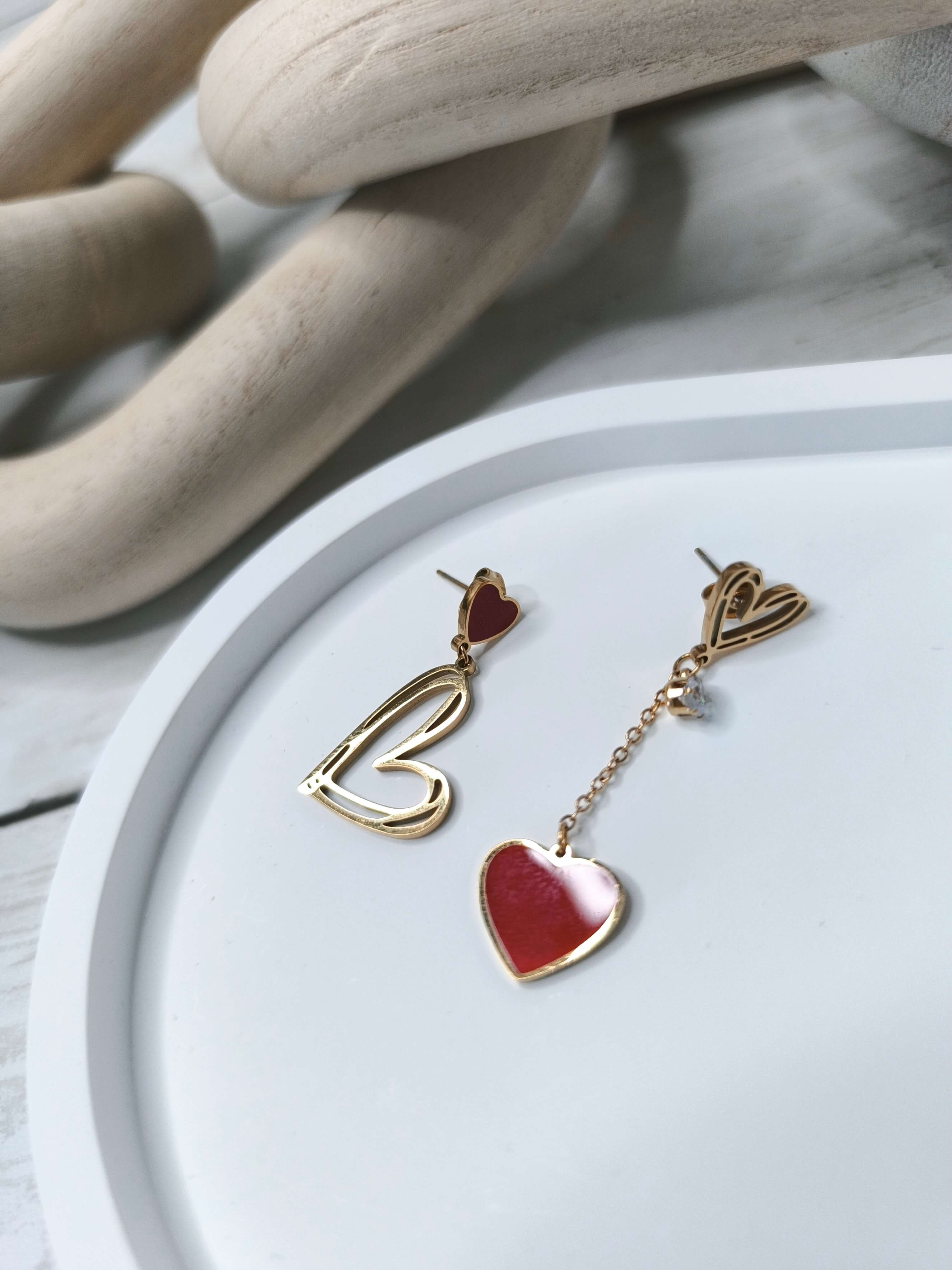 BOUCLES D'OREILLES FEMME - EN ACIER INOXYDABLE 304 - PENDANTES ASYMETRIQUES AU COEURS DORE & ROUGE 