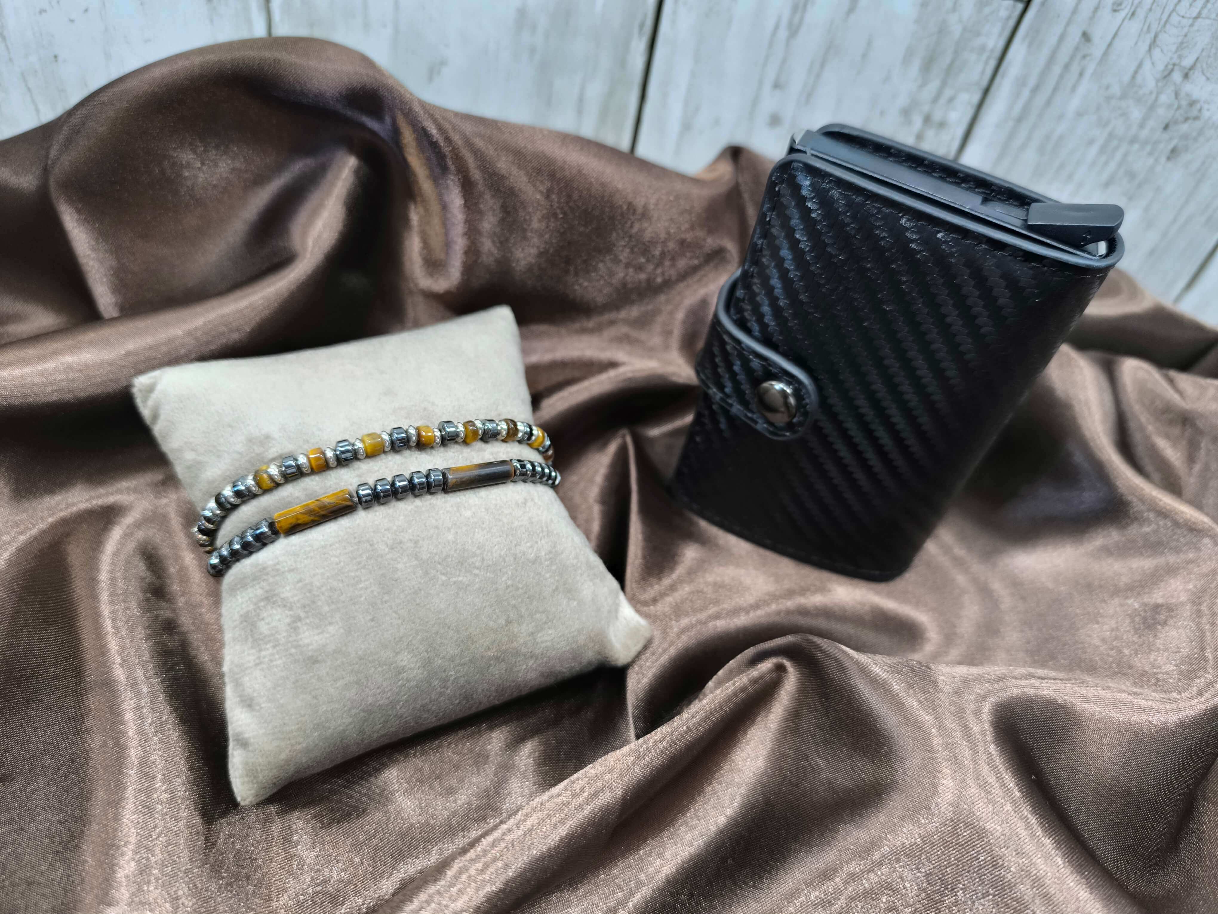 COFFRET CADEAU HOMME - PORTE CARTES CARBONNE & BRACELETS EN PIERRES NATURELLES 