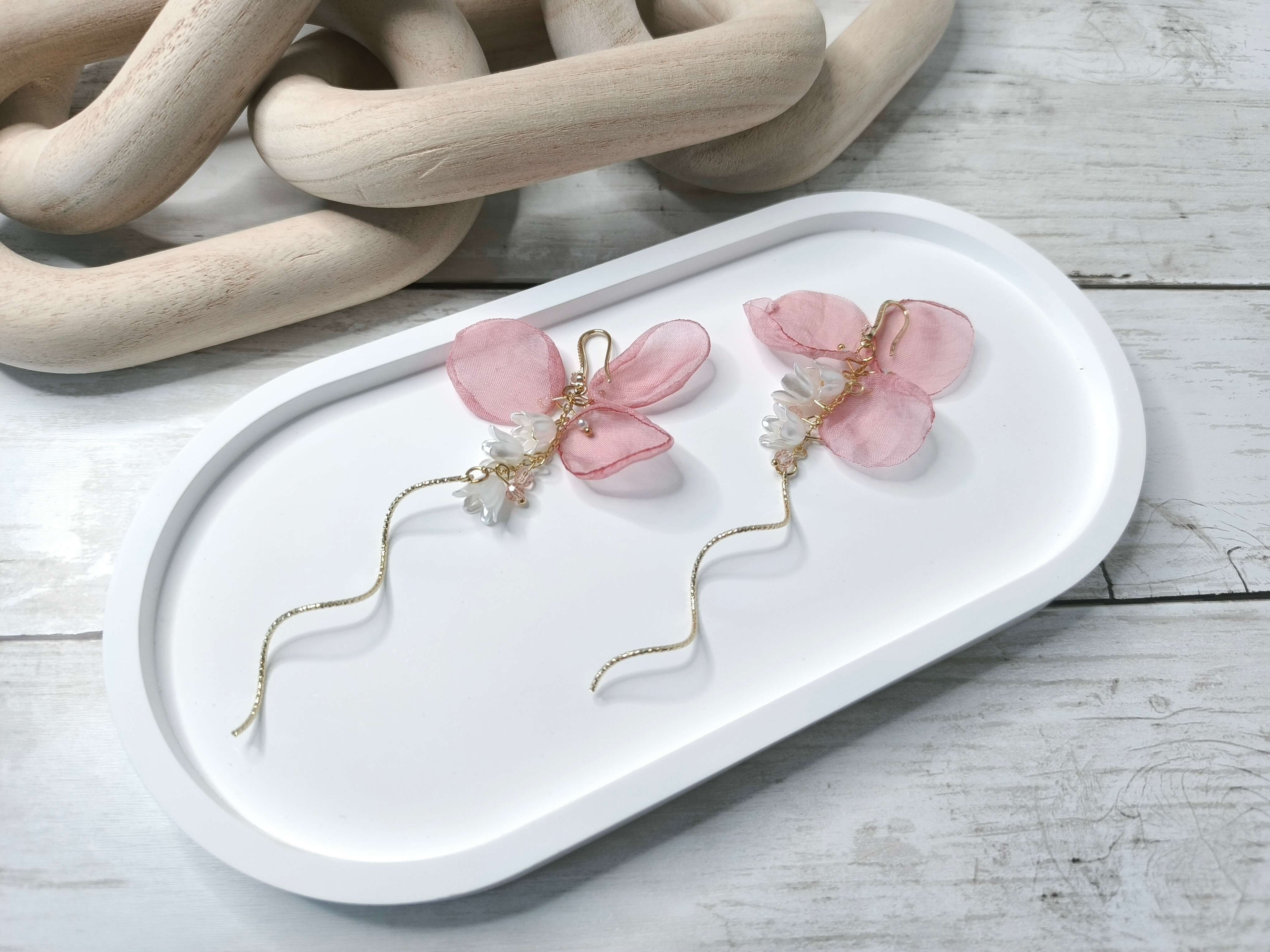 BOUCLES D'OREILLES POPULAIRE- PETALES ROSE - HAUT DE GAMME - LONGUES - STYLE JAPON & COREE DU SUD