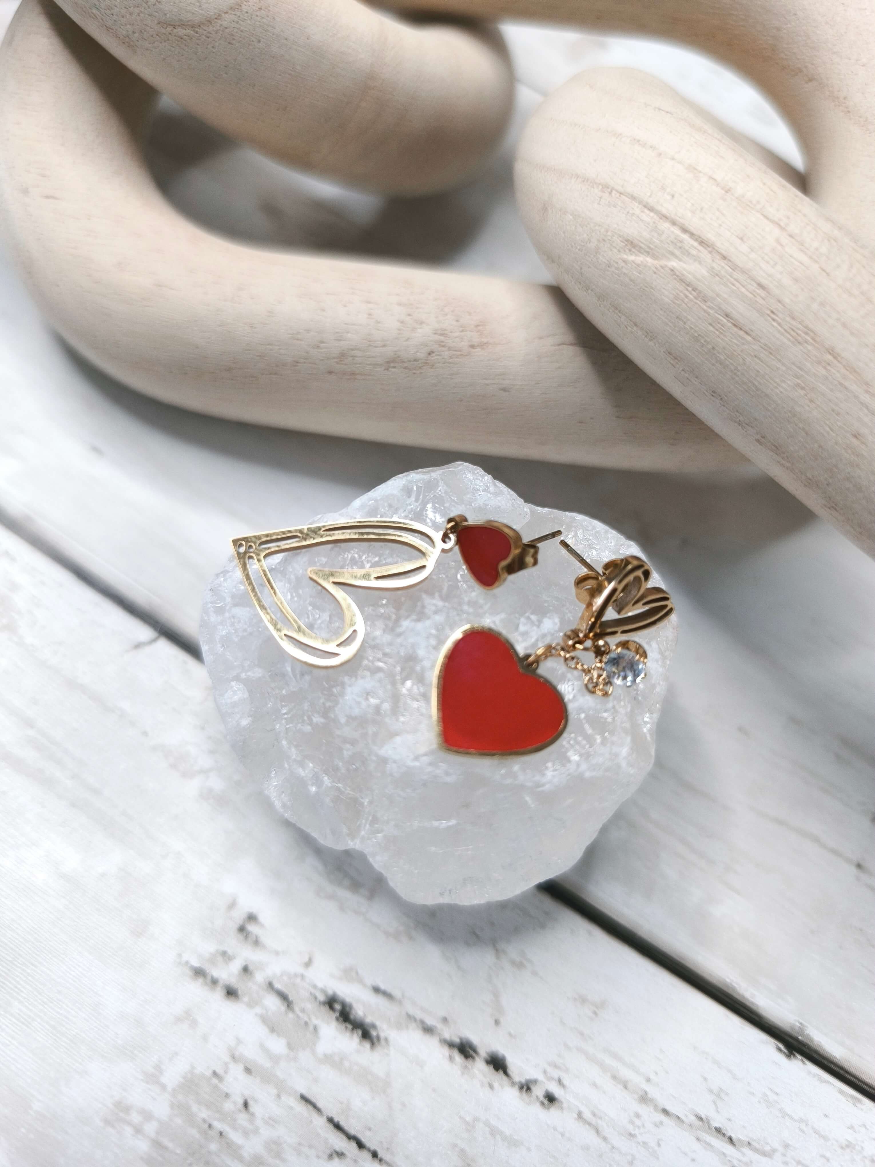 BOUCLES D'OREILLES FEMME - EN ACIER INOXYDABLE 304 - PENDANTES ASYMETRIQUES AU COEURS DORE & ROUGE 