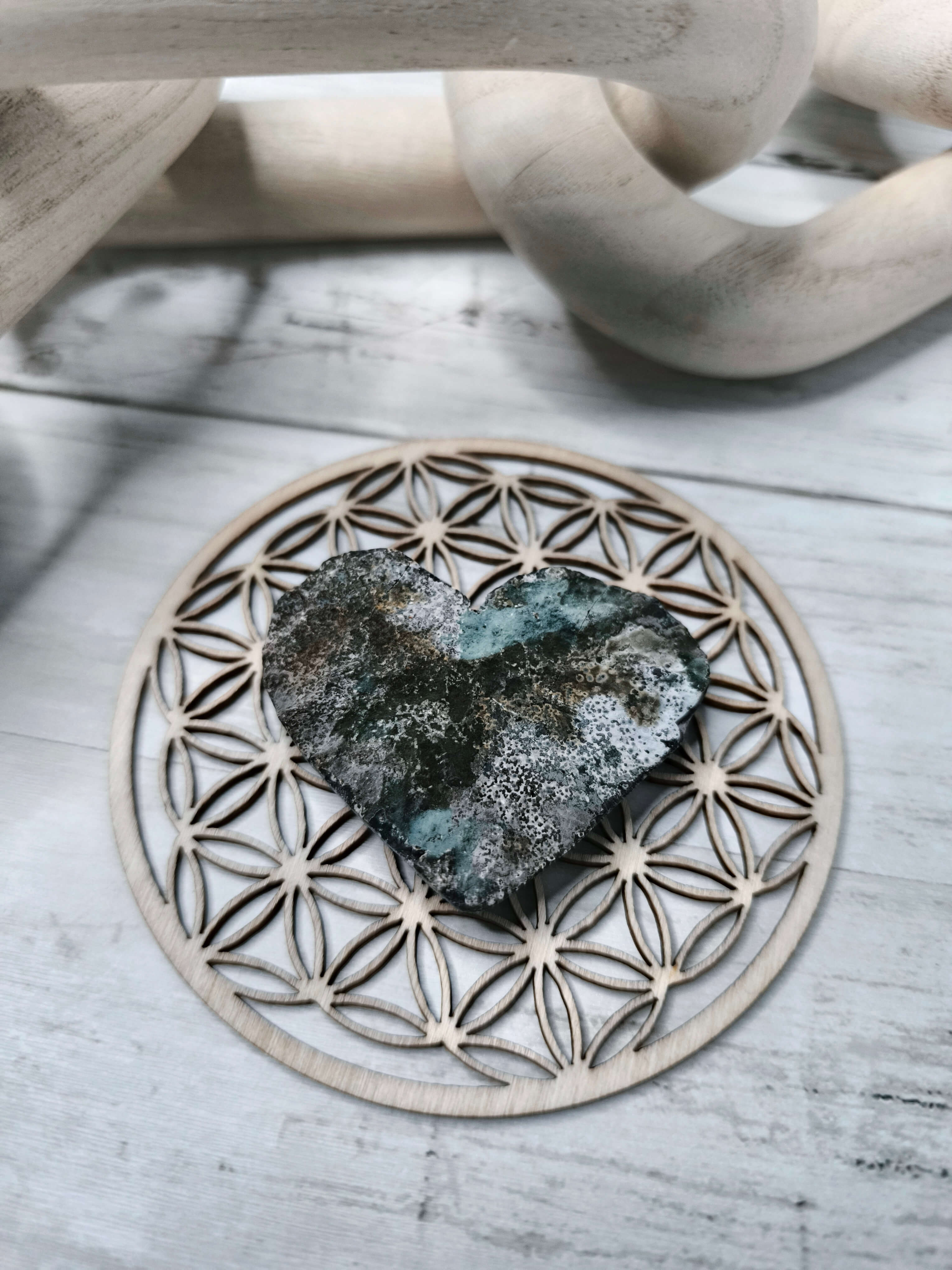 PIERRE NATURELLE - AMETHYSTE - FORME COEUR - ENERGIE D'AMOUR & DE SERENITE