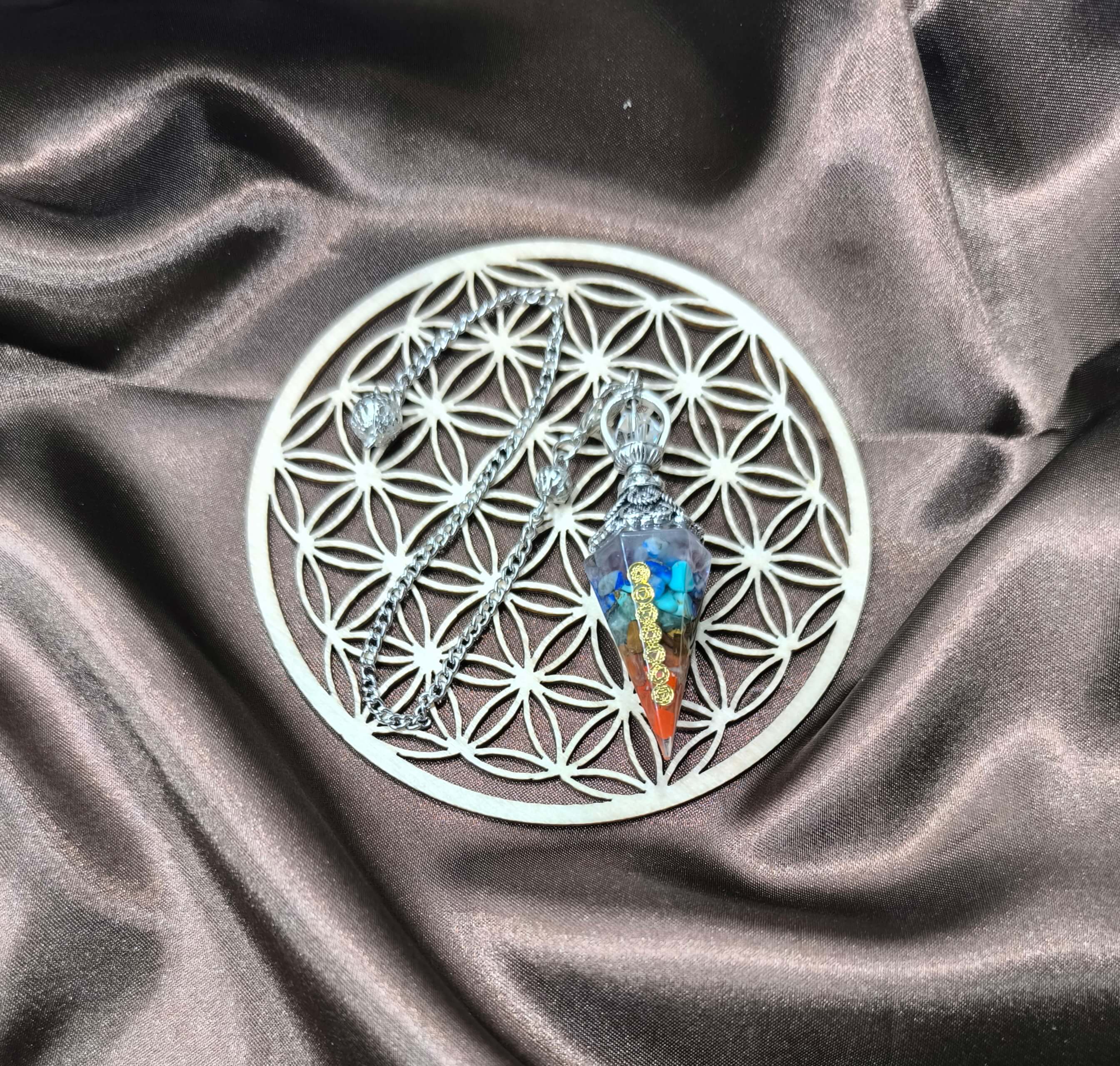 PENDULE DIVINATOIRE - EN RESINE & PIERRES NATURELLES - 7 CHAKRAS - HARMONIE & AQUILIBRE ENERGETIQUE