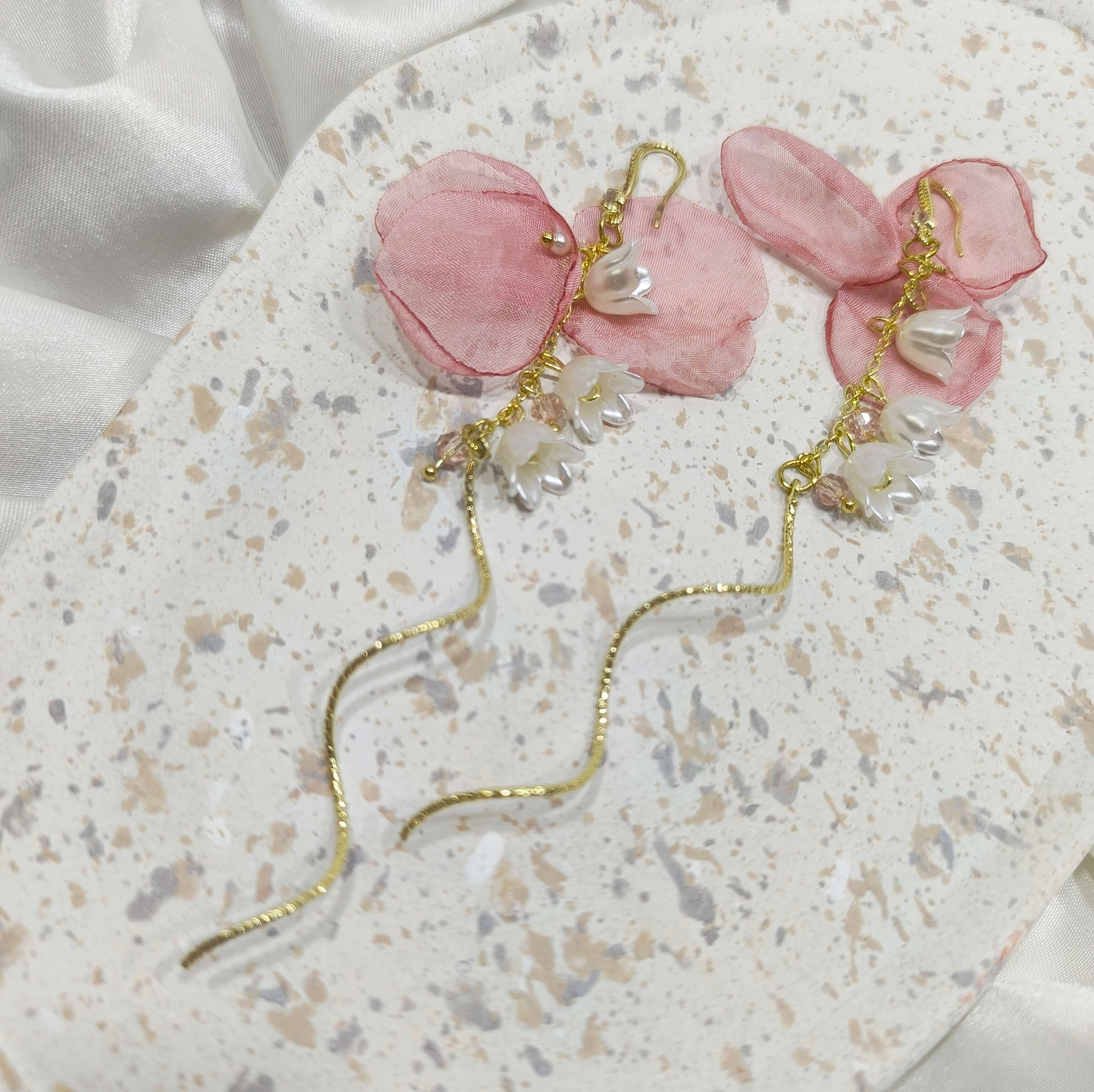BOUCLES D'OREILLES POPULAIRE- PETALES ROSE - HAUT DE GAMME - LONGUES - STYLE JAPON & COREE DU SUD