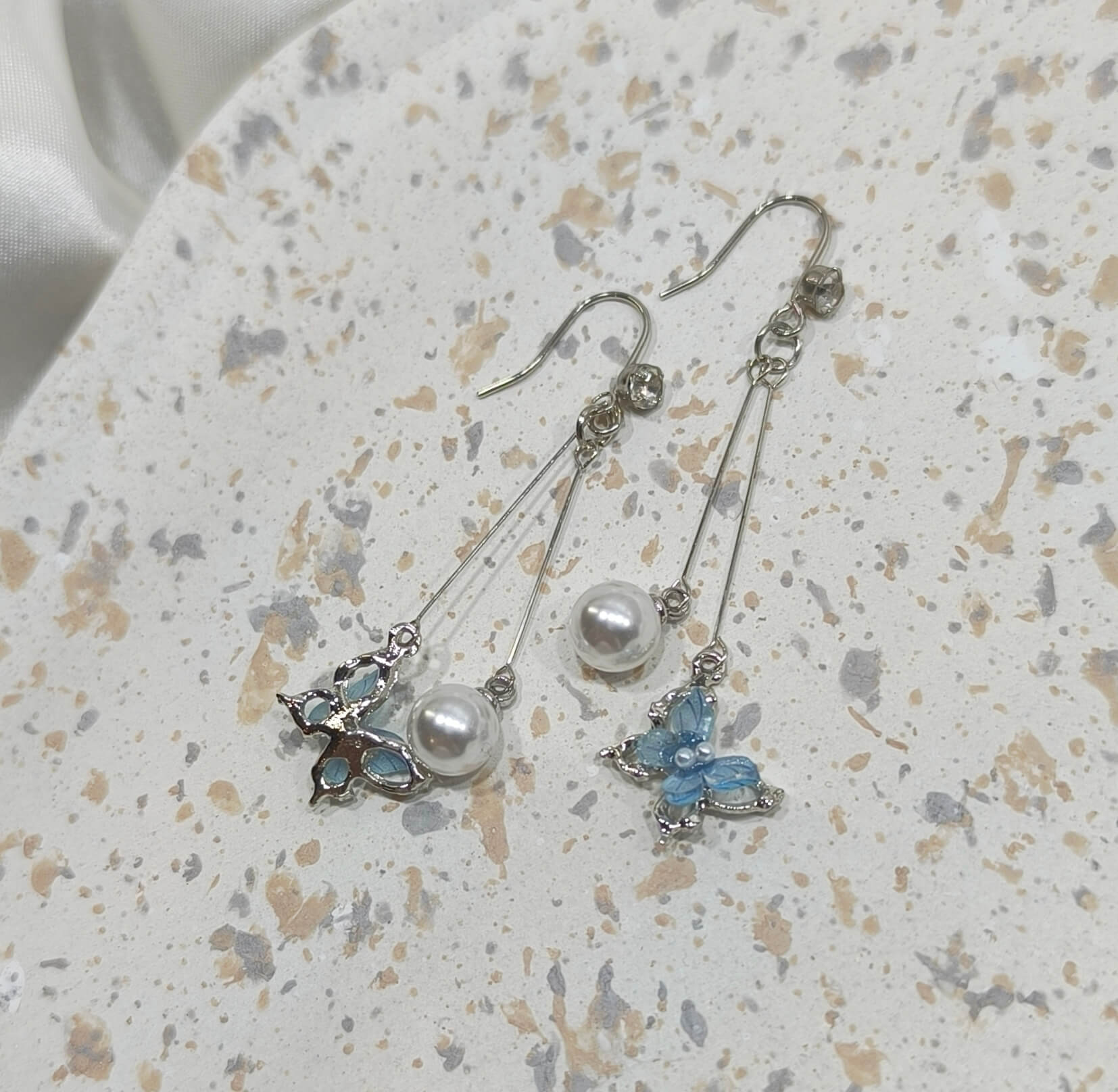 BOUCLES D'OREILLES PAPILLON ELEGANTES - PERLE BLNCHE & DETAILS ARGENTES