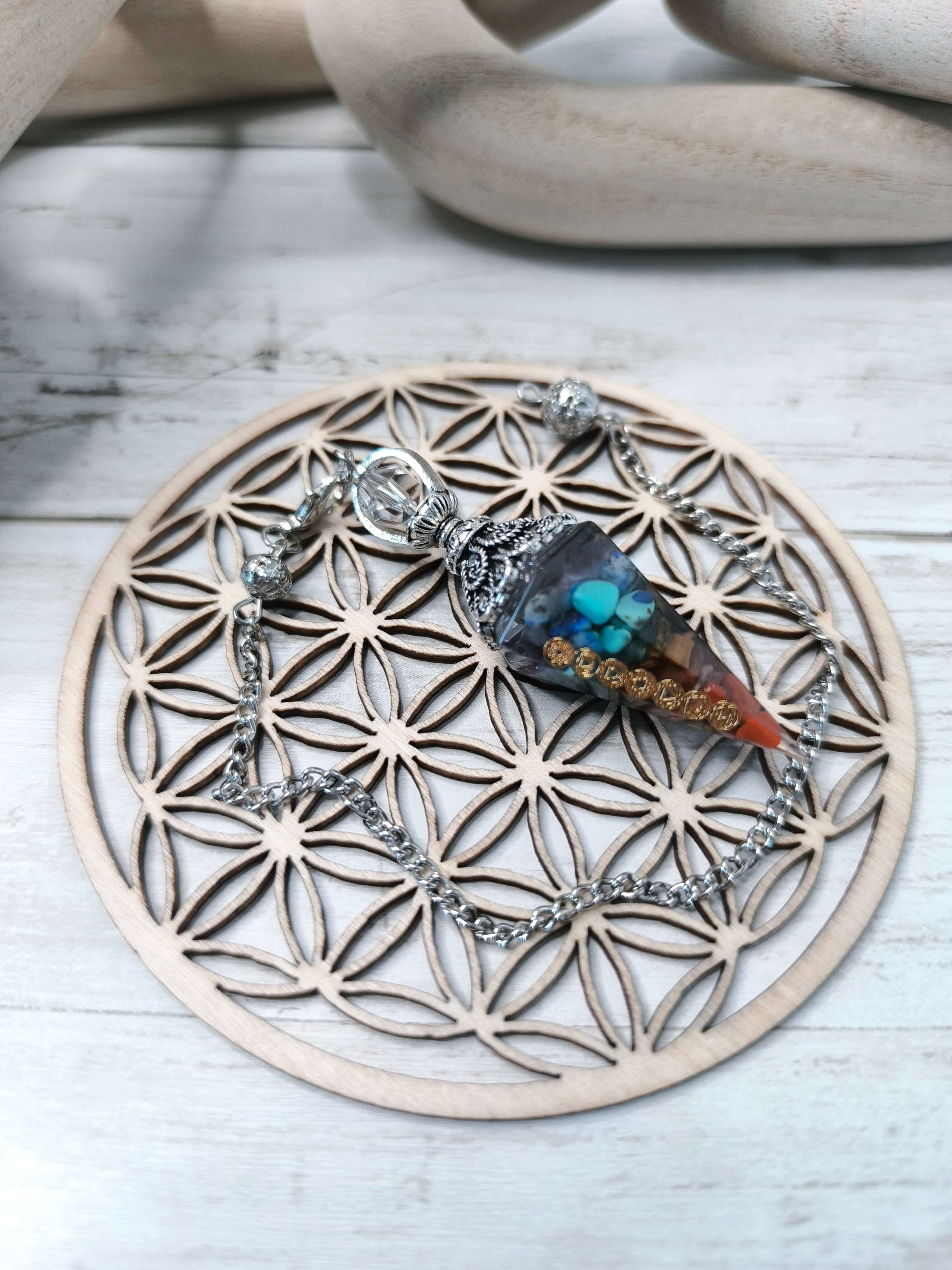 PENDULE DIVINATOIRE - EN RESINE & PIERRES NATURELLES - 7 CHAKRAS - HARMONIE & AQUILIBRE ENERGETIQUE