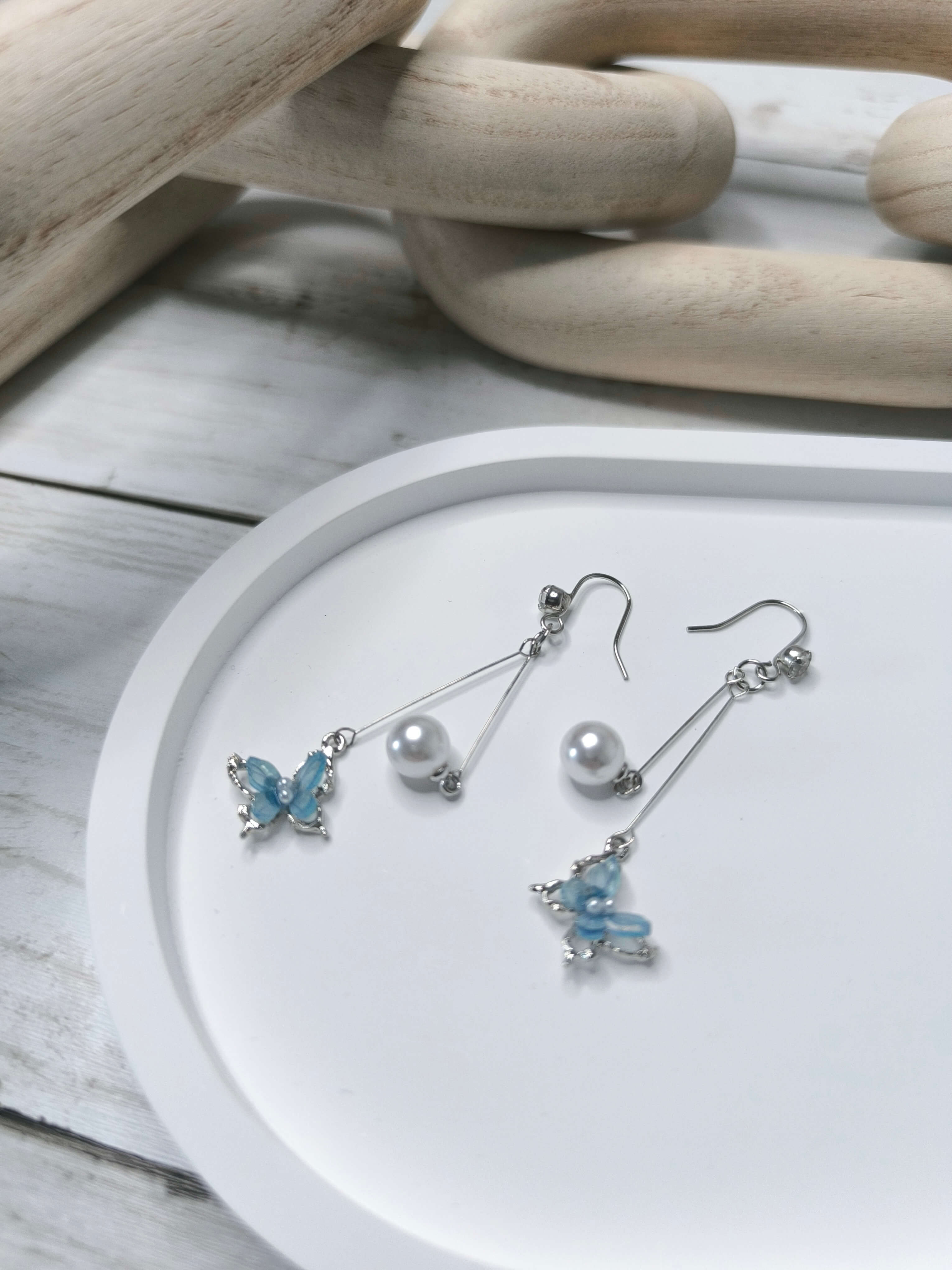 BOUCLES D'OREILLES PAPILLON ELEGANTES - PERLE BLNCHE & DETAILS ARGENTES