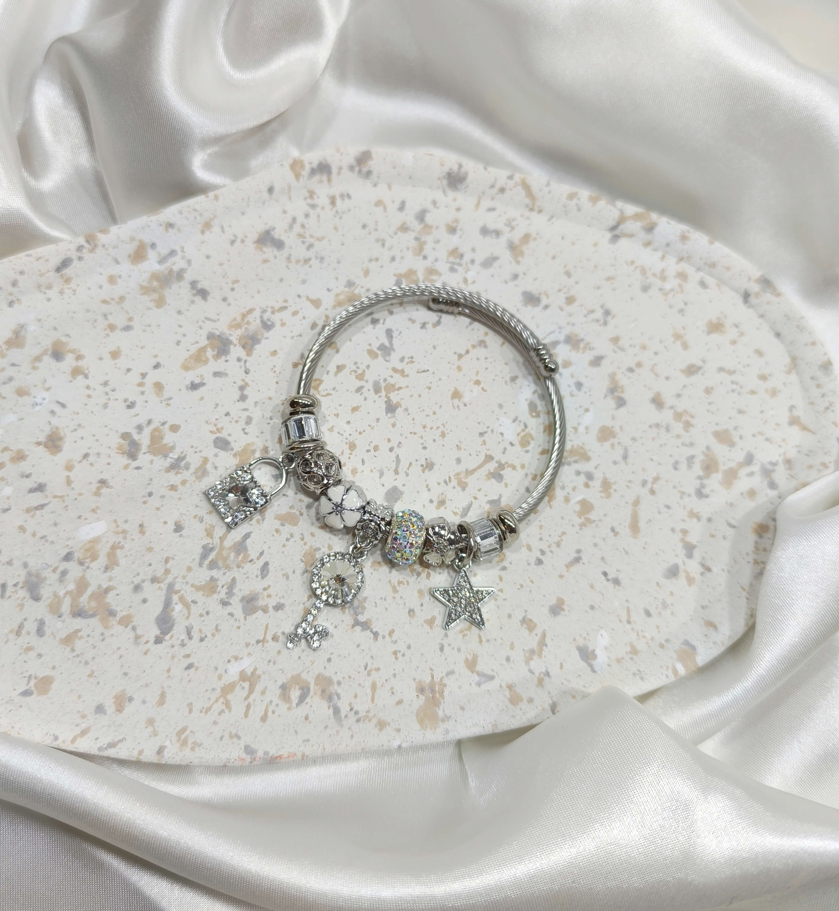 BRACELET FEMME BRELOQUES - BLANC & ARGENTE - CLE, CADENAS & PENTACLE