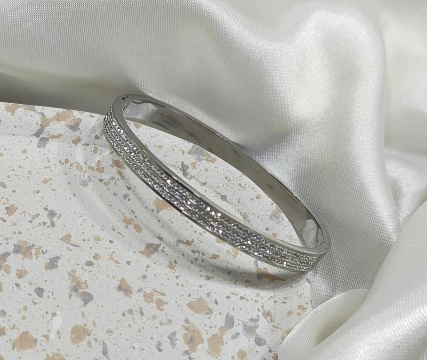 BRACELET FEMME - TROIS RANGS DE STRASS ECLATANTS - EN ARGENT 