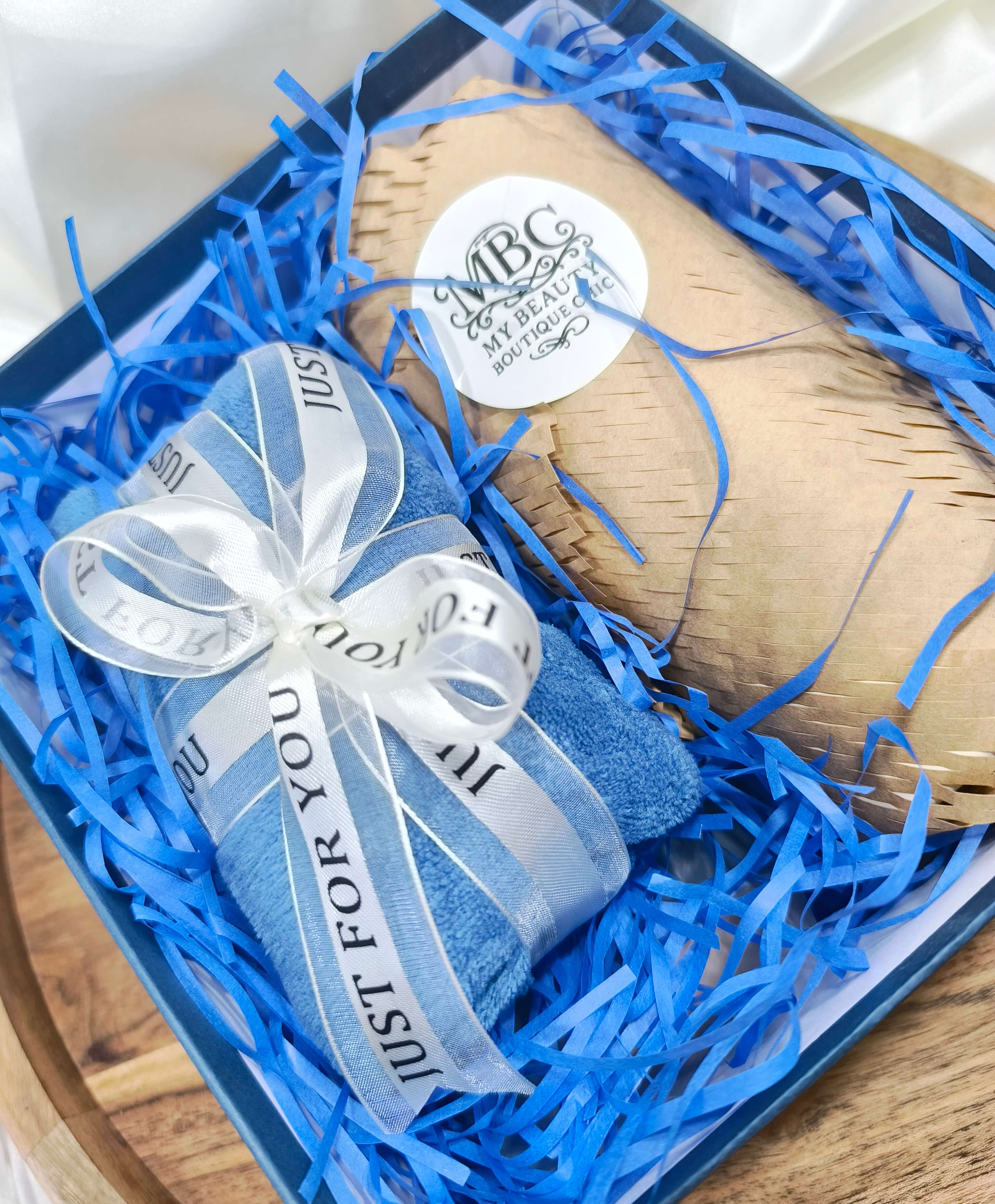 COFFRET CADEAU MIXTE - BLEU - ELEGANCE & SERENITE - TASSE ISOTHERME, SERVIETTE & PARAPLUIE 