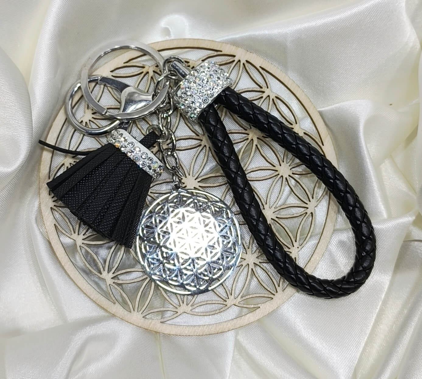 PORTE CLES FLEUR DE VIE ARGENTE - GEOMETRIE SACREE - CORDON TRESSE NOIR & POMPON STRASS