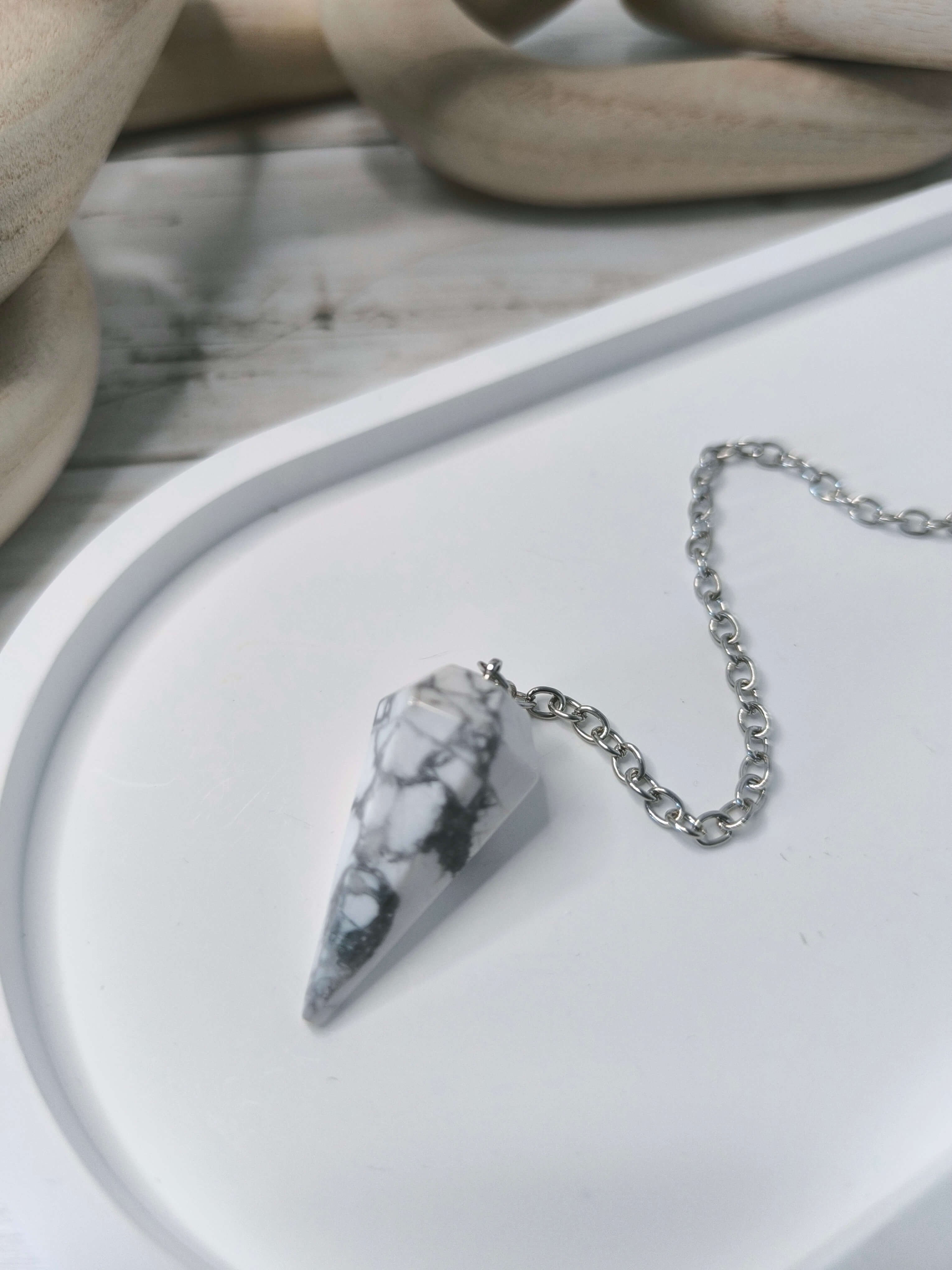PENDULE DIVINATOIRE - HOWLITE BLANCHE - INTUITION, CALME & CLARTE