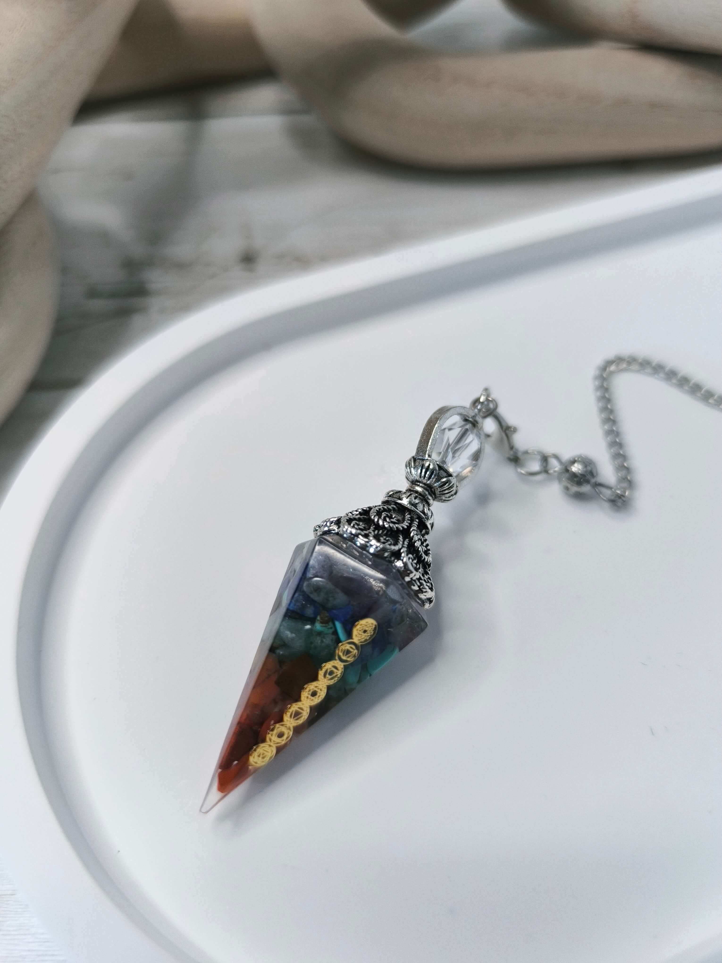 PENDULE DIVINATOIRE - EN RESINE & PIERRES NATURELLES - 7 CHAKRAS - HARMONIE & AQUILIBRE ENERGETIQUE