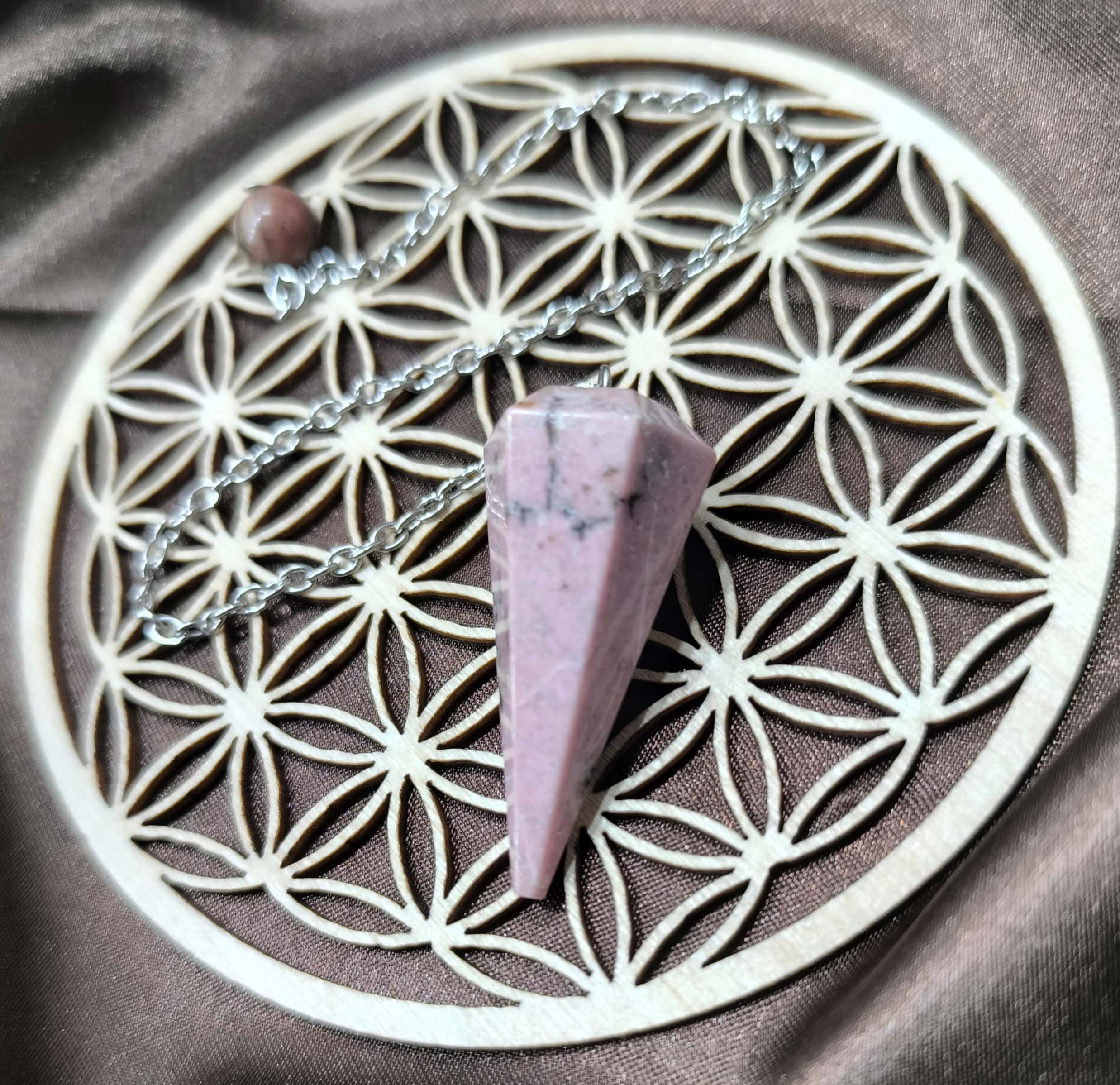 PENDULE DIVINATOIRE - RHODONITE - PIERRE NATURELLE ROSE D'AMOUR & EQUILIBRE