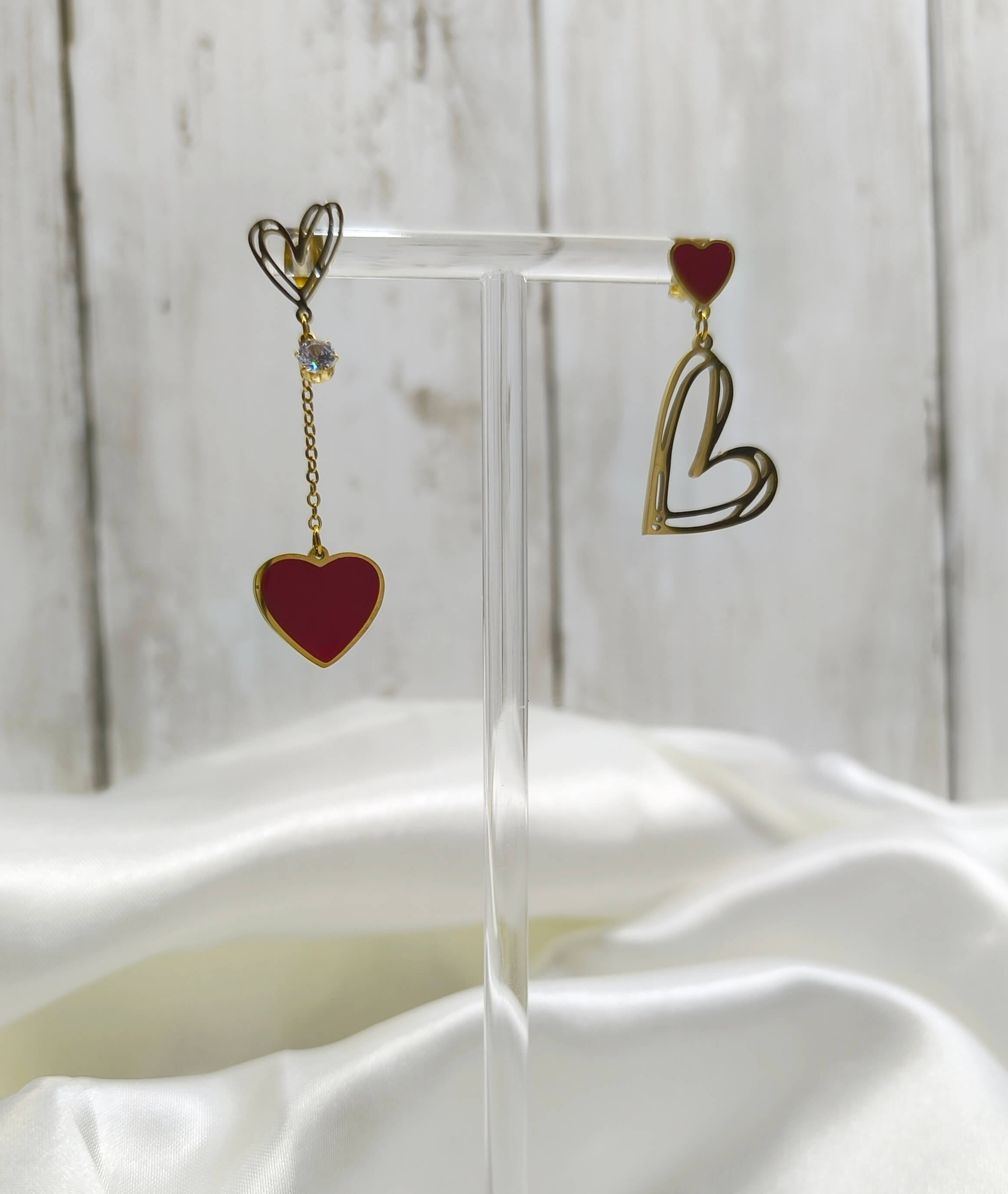 BOUCLES D'OREILLES FEMME - EN ACIER INOXYDABLE 304 - PENDANTES ASYMETRIQUES AU COEURS DORE & ROUGE 