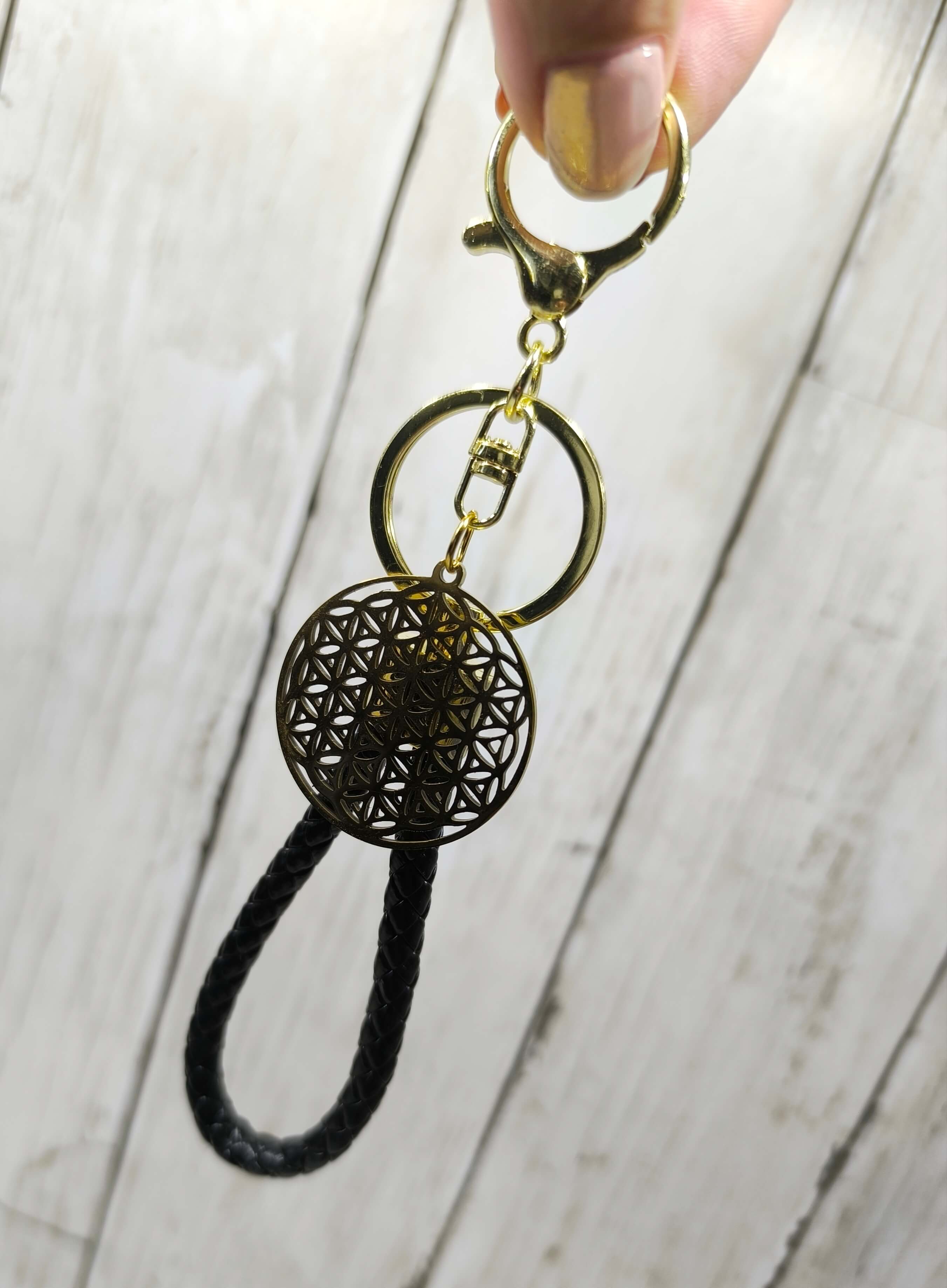 PORTE CLES FLEUR DE VIE EN ACIER INOXYDABLE - DORE - GEOMETRIE SACREE & CORDON TRESSE NOIR