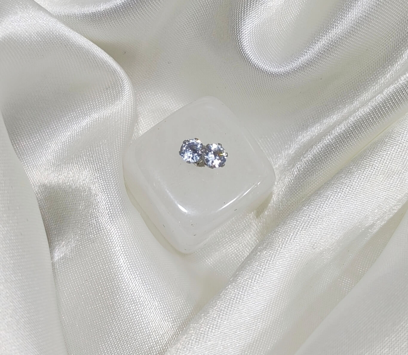 BOUCLES D'OREILLES EN ACIER INOXYDABLE - PIERRES EN ZIRCONE CUBIQUE - 12 COULEURS AU CHOIX - 4MM