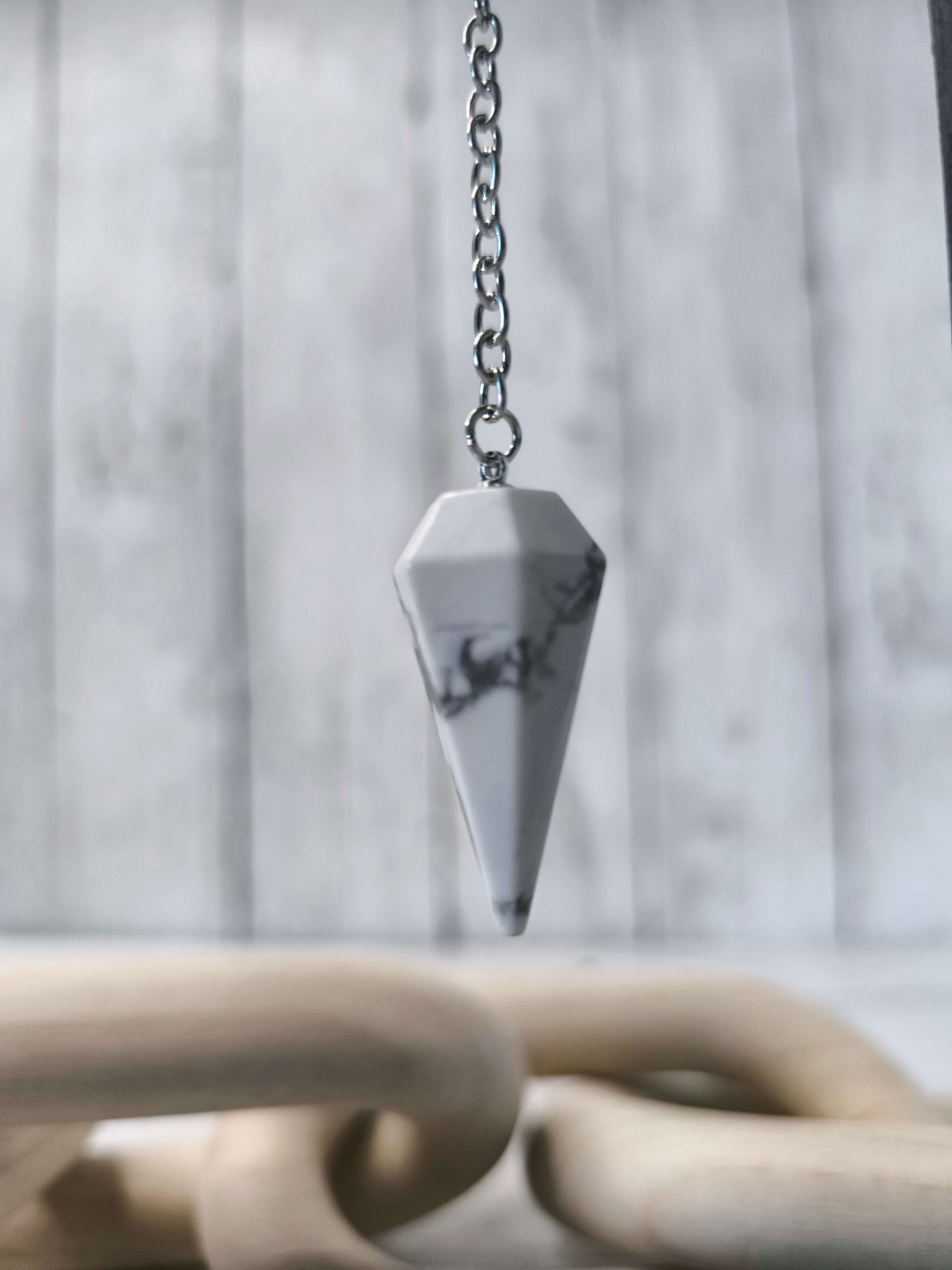 PENDULE DIVINATOIRE - HOWLITE BLANCHE - INTUITION, CALME & CLARTE