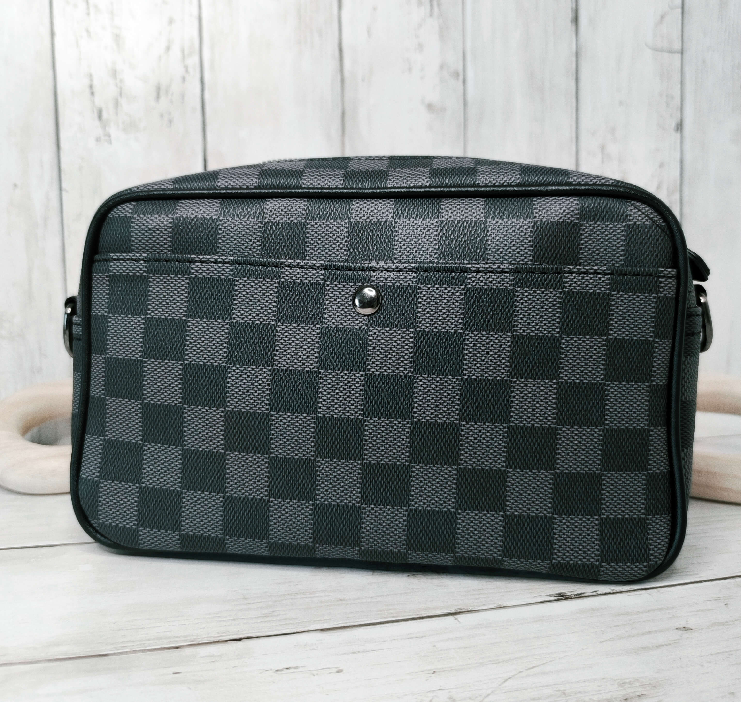 SAC A BANDOULIERE HOMME - MOTIF DAMIER - ETANCHE, ELEGANT & FONCTIONNEL