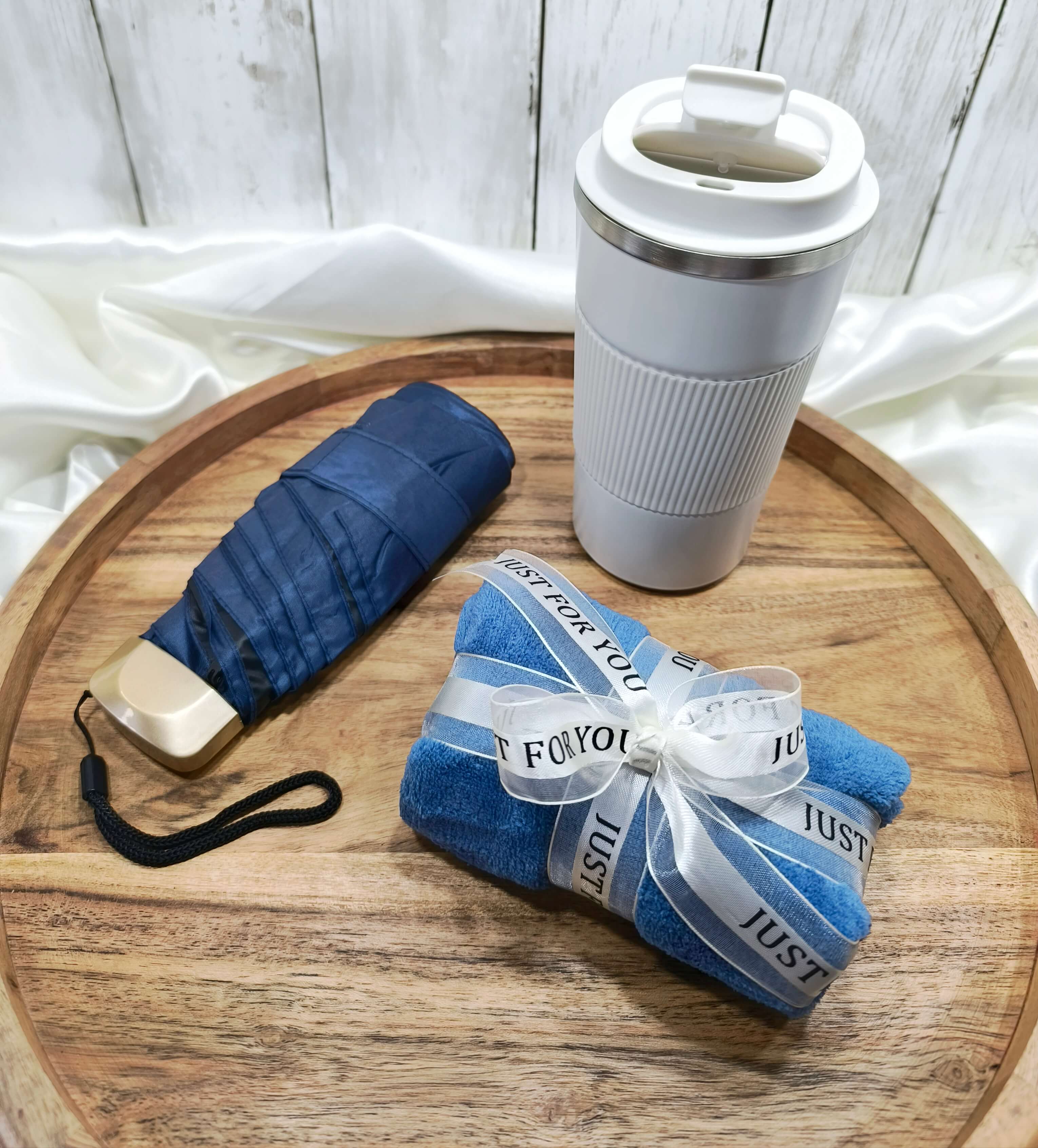 COFFRET CADEAU MIXTE - BLEU - ELEGANCE & SERENITE - TASSE ISOTHERME, SERVIETTE & PARAPLUIE 