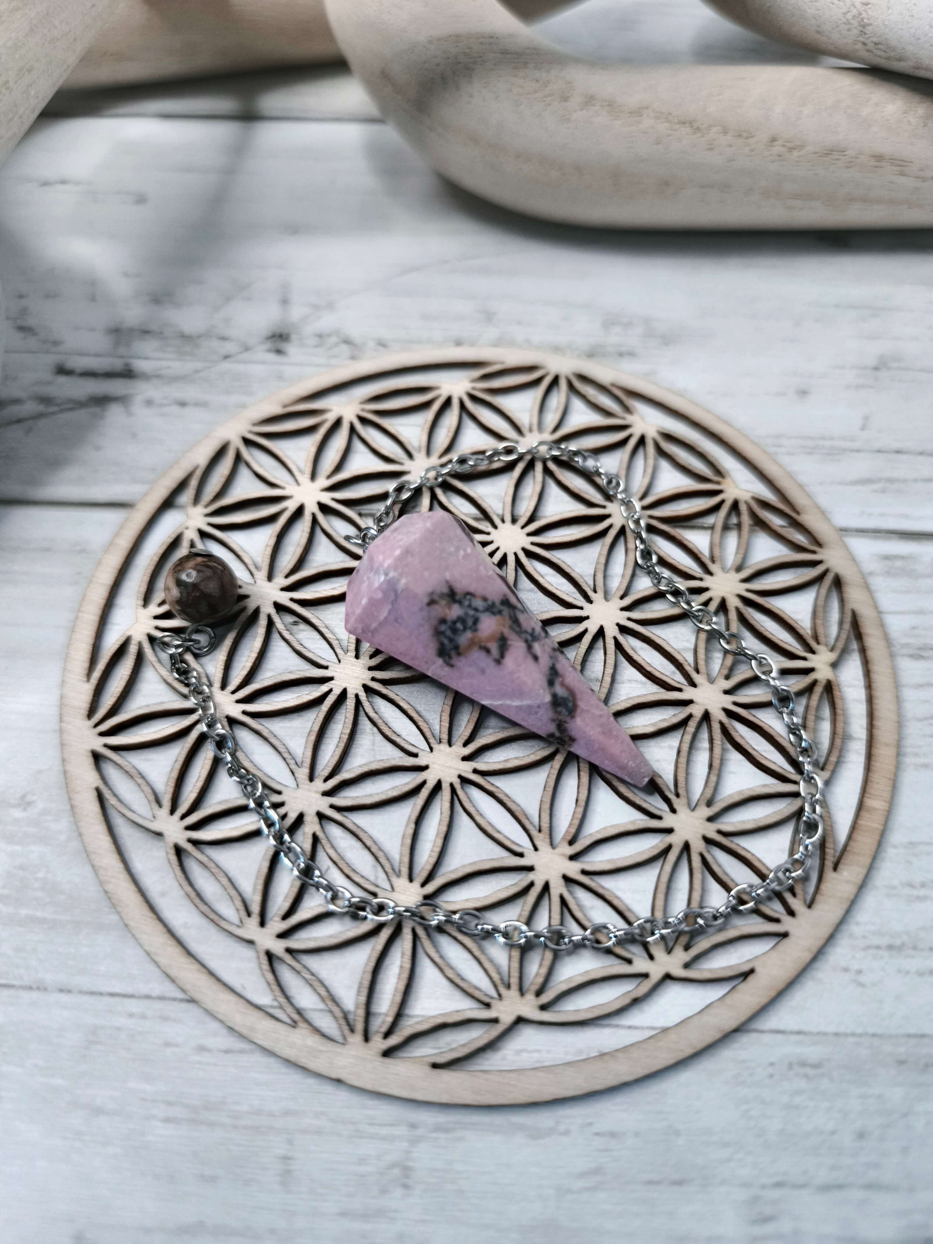 PENDULE DIVINATOIRE - RHODONITE - PIERRE NATURELLE ROSE D'AMOUR & EQUILIBRE