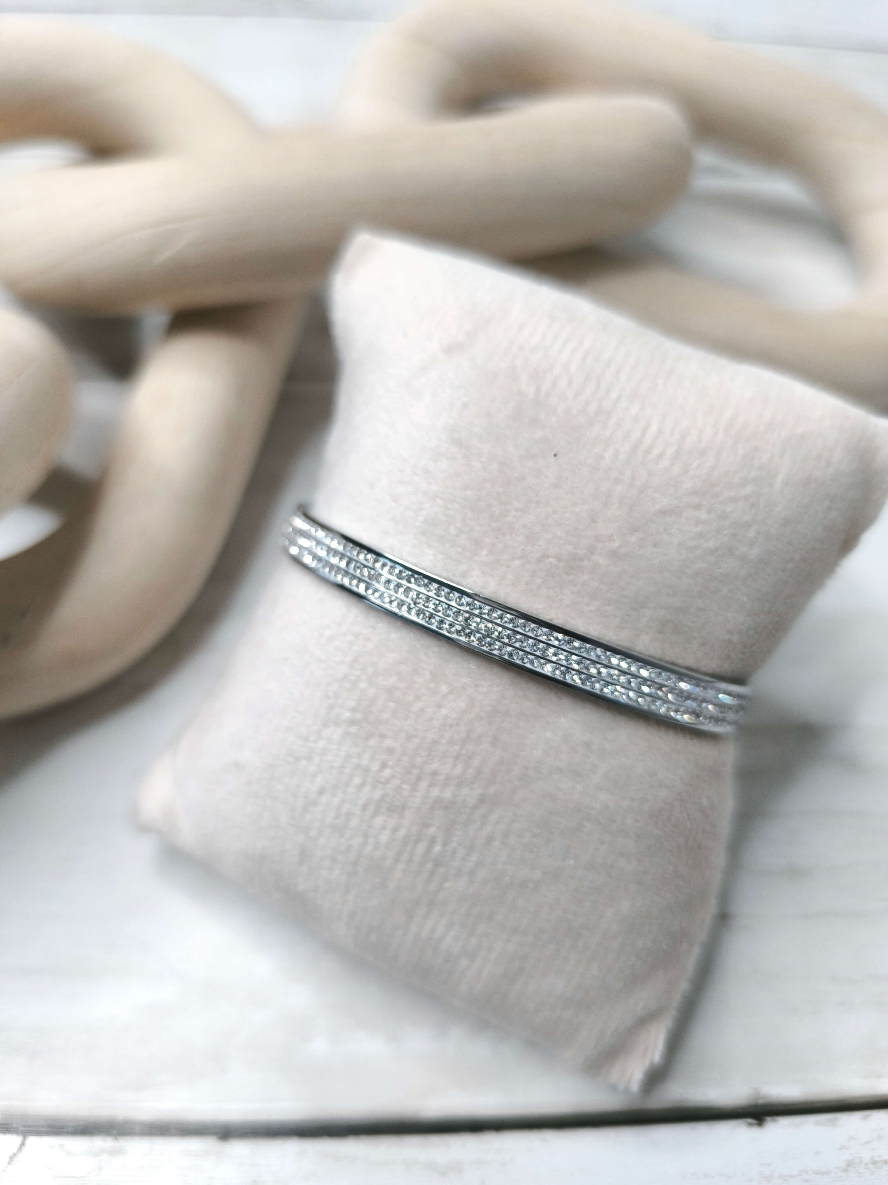 BRACELET FEMME - TROIS RANGS DE STRASS ECLATANTS - EN ARGENT