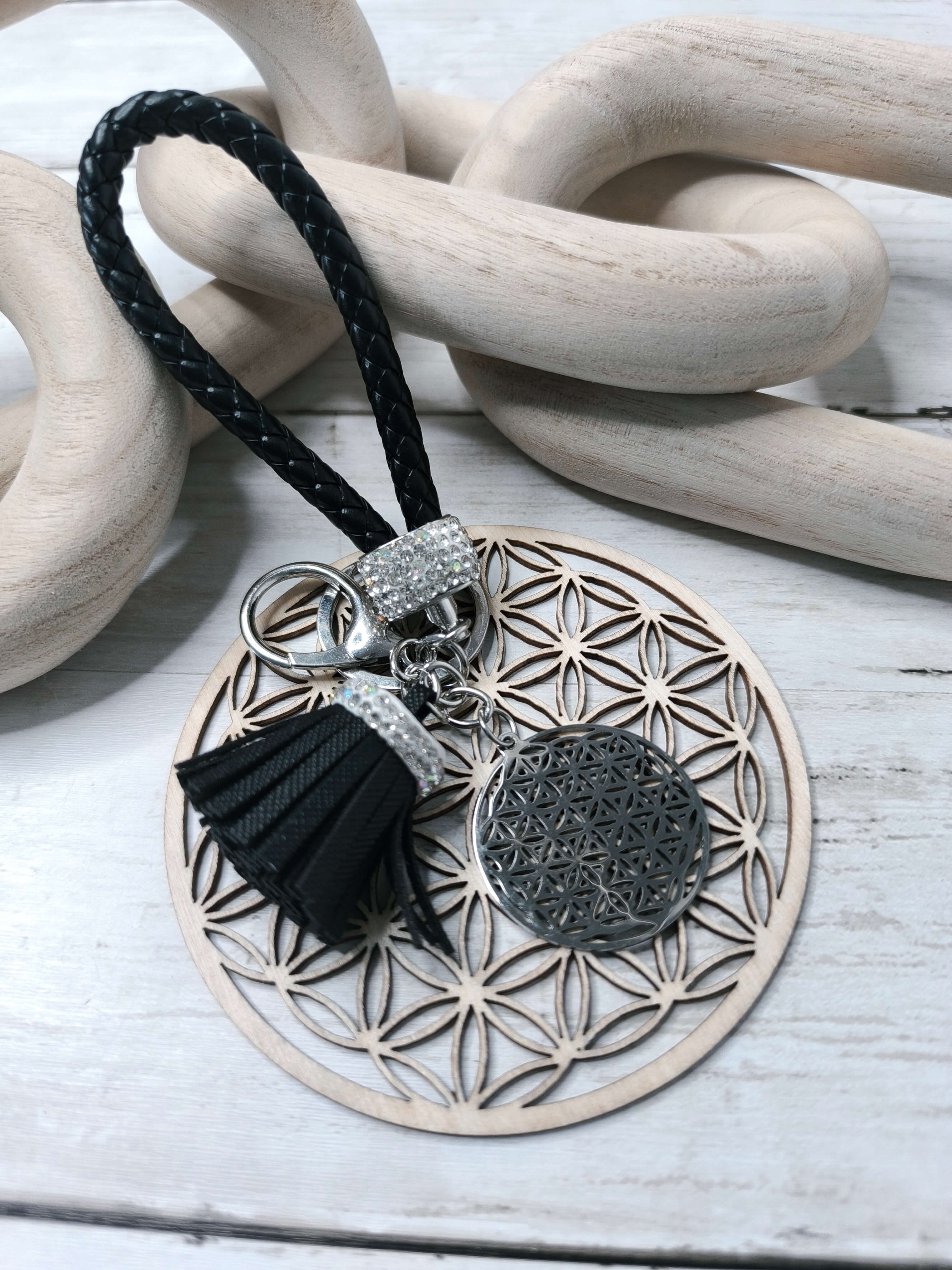 PORTE CLES FLEUR DE VIE ARGENTE - GEOMETRIE SACREE - CORDON TRESSE NOIR & POMPON STRASS