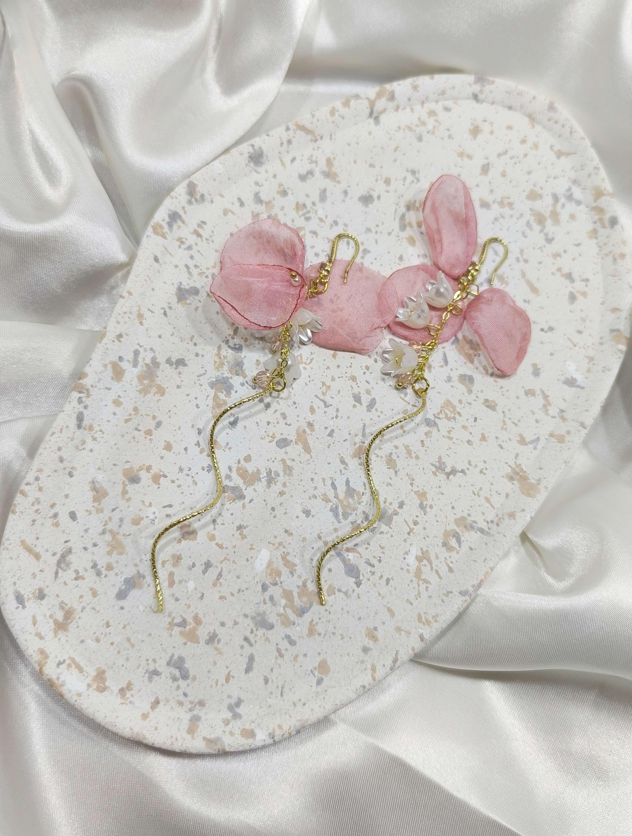 BOUCLES D'OREILLES POPULAIRE- PETALES ROSE - HAUT DE GAMME - LONGUES - STYLE JAPON & COREE DU SUD