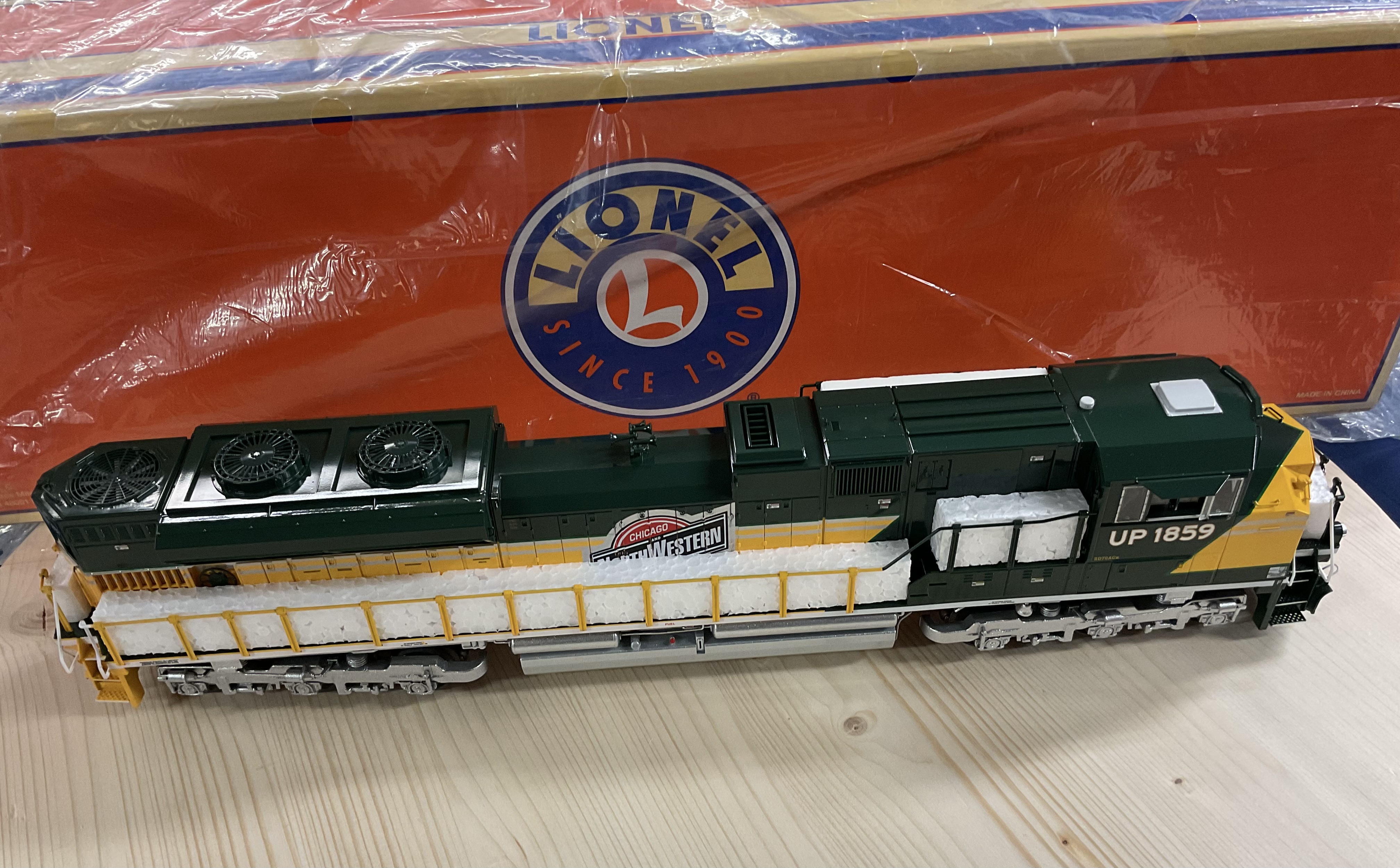 Lionel 6-28373 O-Scale Chicago & North Western UP Heritage Legacy SD70ACE #1859 Locomotive