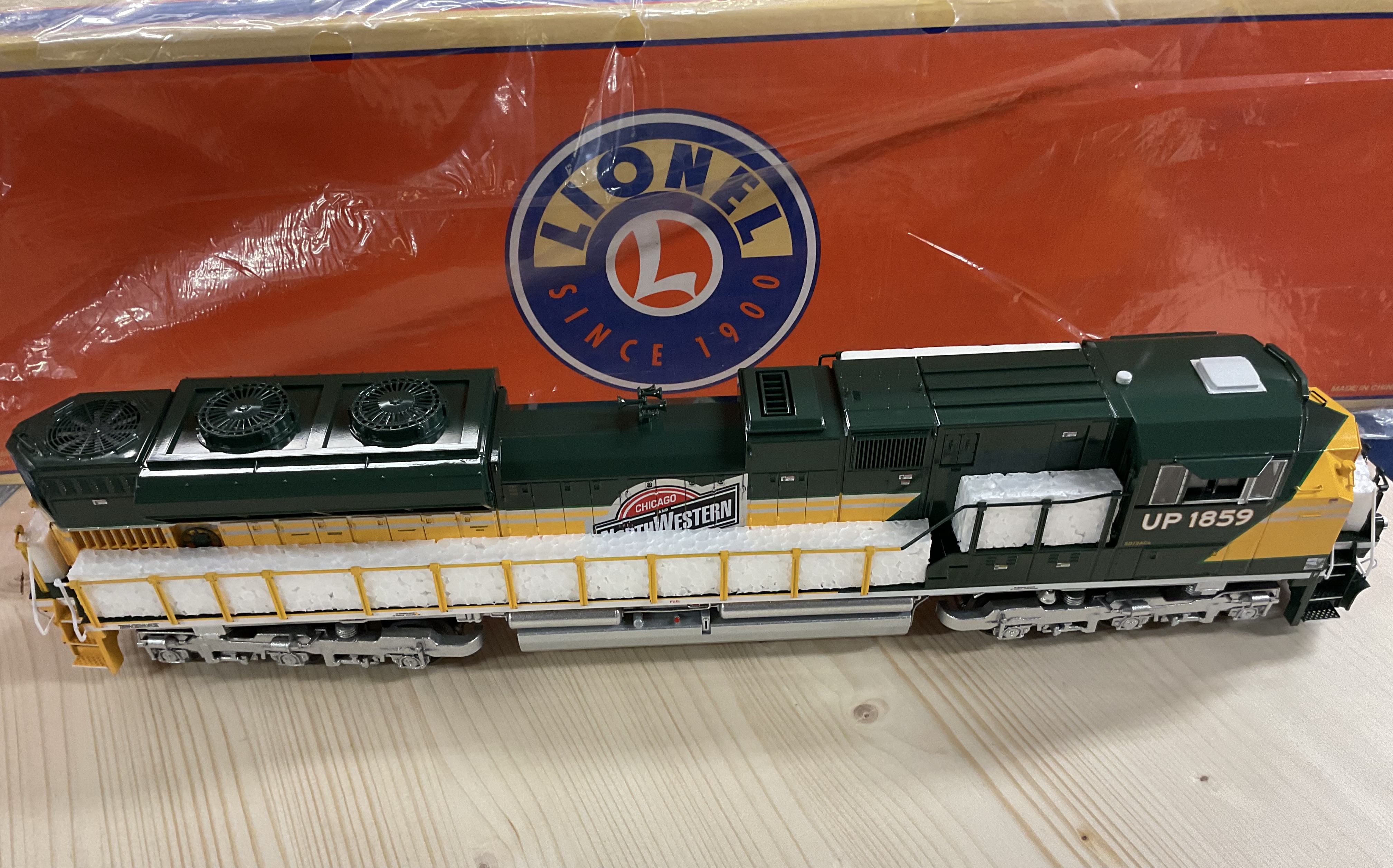 Lionel 6-28373 O-Scale Chicago & North Western UP Heritage Legacy SD70ACE #1859 Locomotive