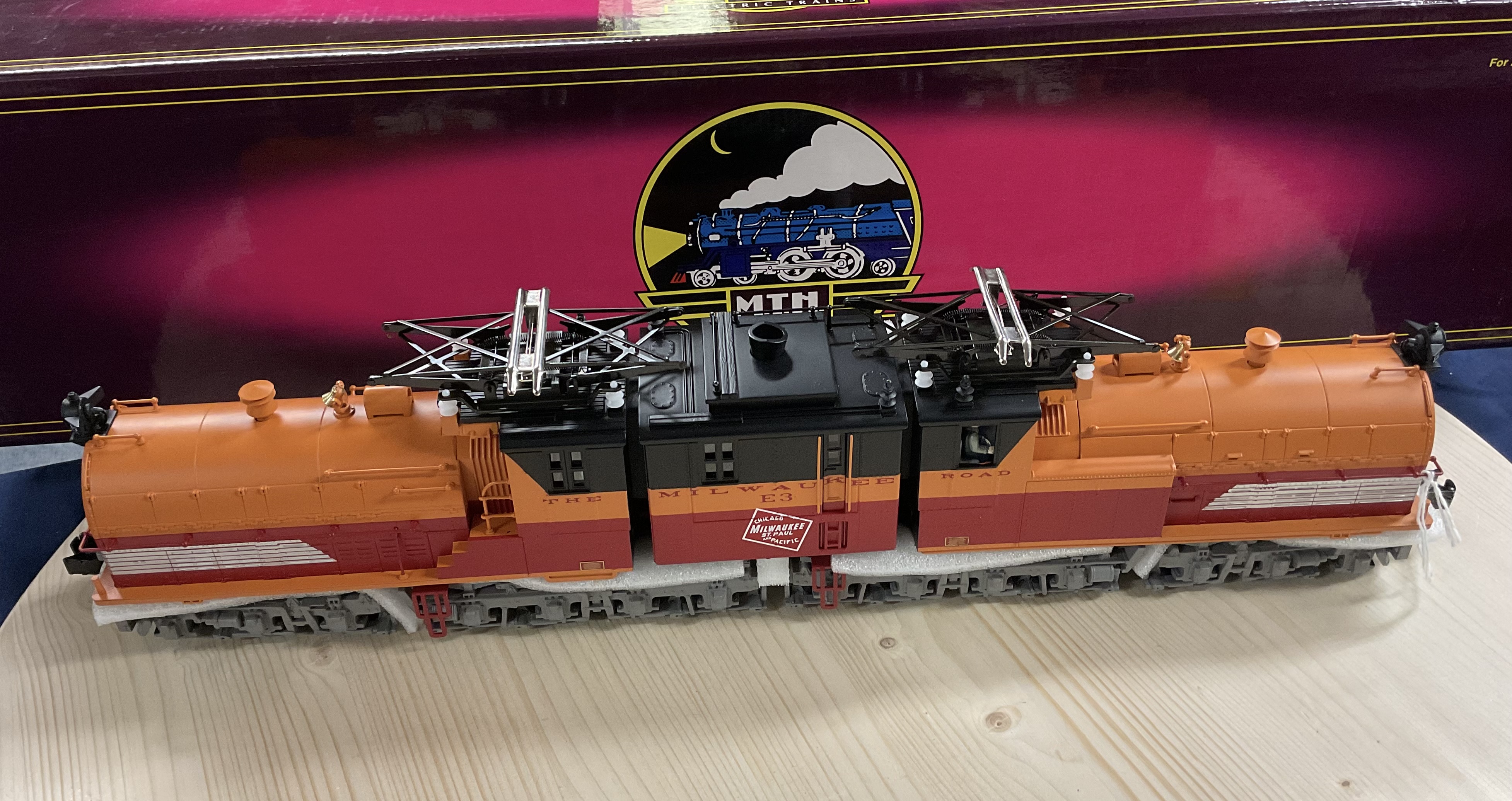 MTH 20-5511-1 Premier O-Scale Milwaukee Road E-2 Bi-Polar Electric with Proto-Sound 2.0 Locomotive Model Train