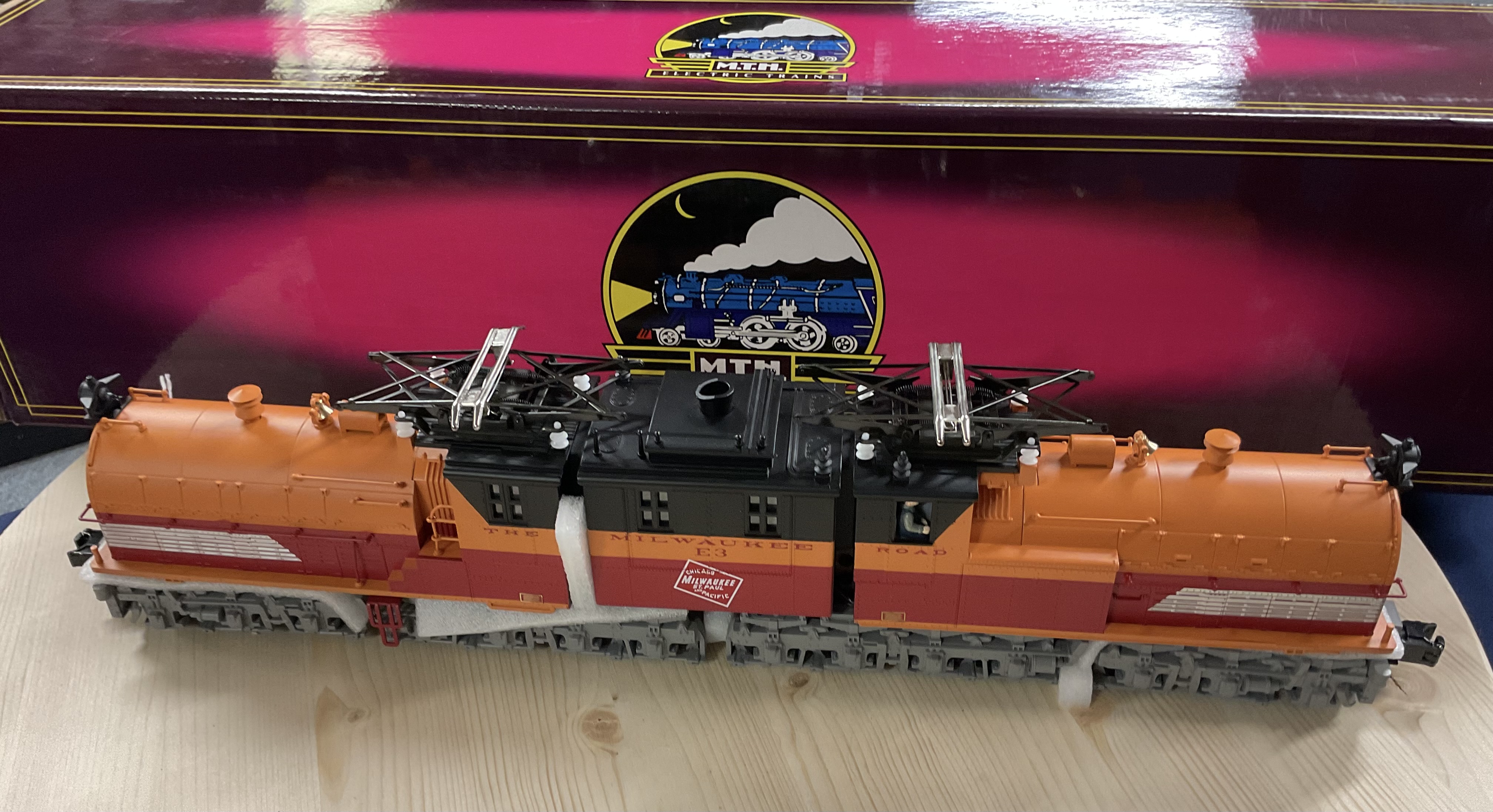 MTH 20-5511-1 Premier O-Scale Milwaukee Road E-2 Bi-Polar Electric with Proto-Sound 2.0 Locomotive Model Train