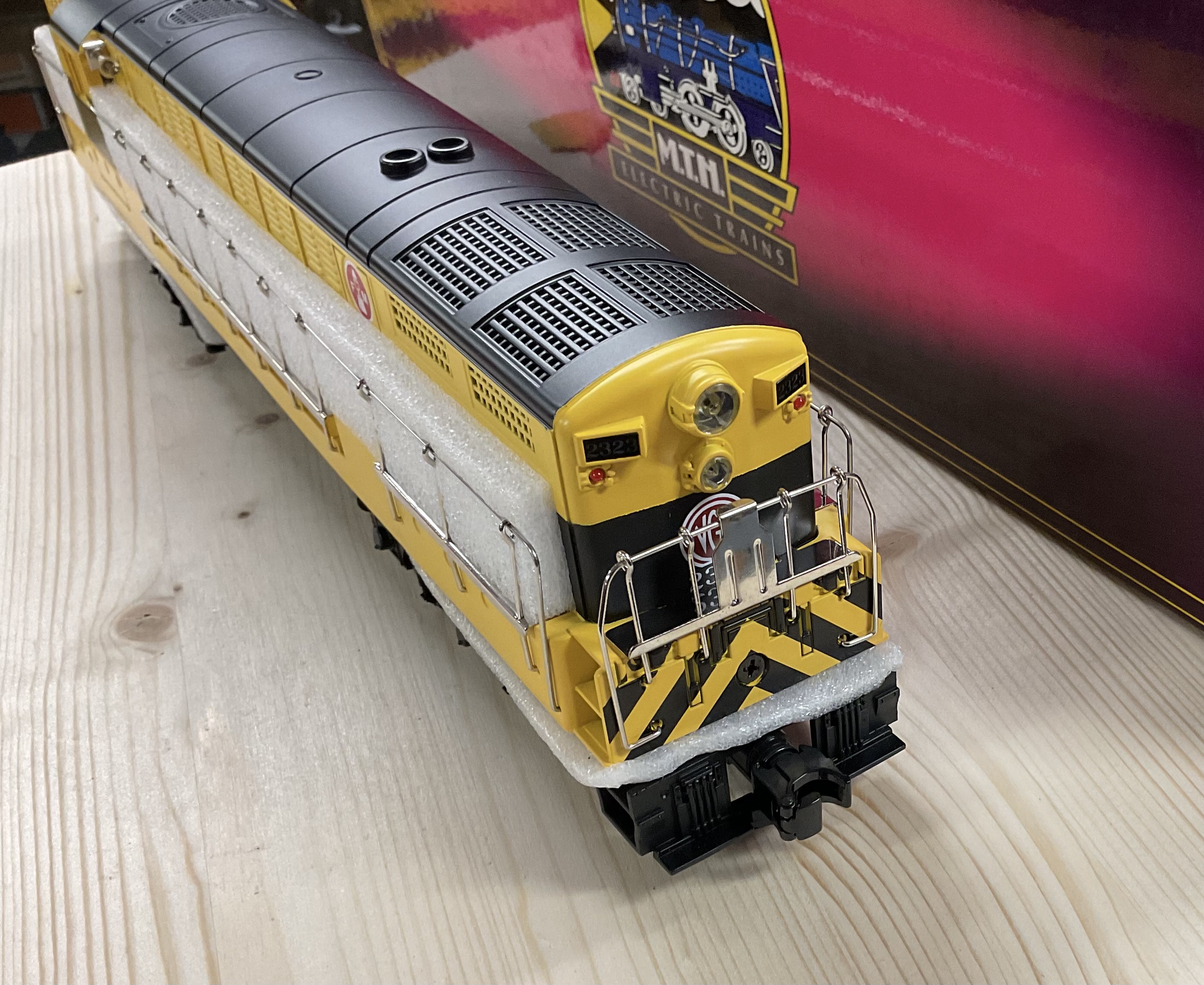 MTH 20-2232-1 O-Scale Premier Virginian (Black/Yellow) FM Trainmaster Diesel Cab #2323 with Proto-Sound 2.0 Locomotive Model Train