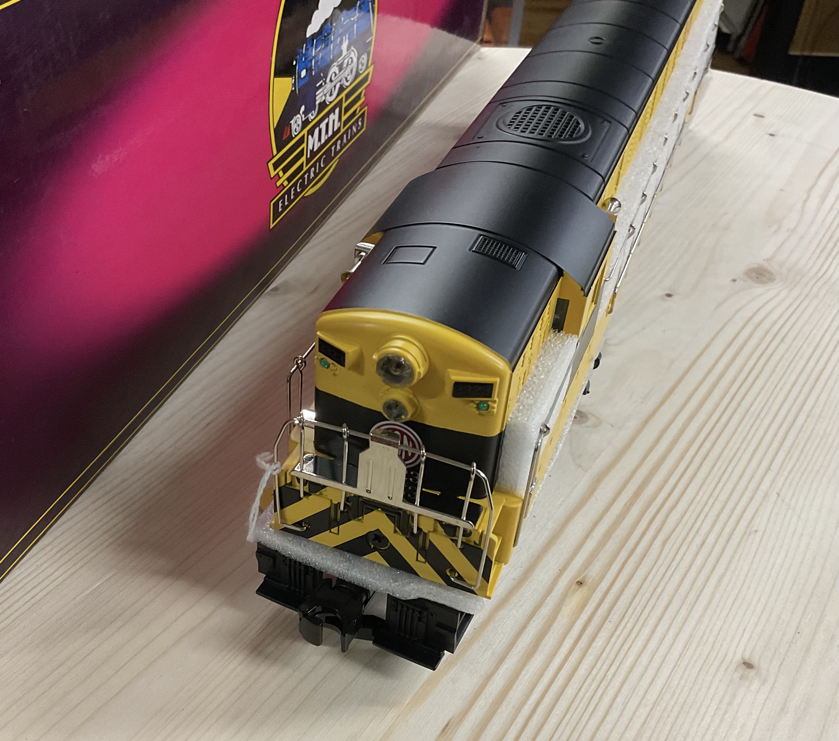 MTH 20-2232-1 O-Scale Premier Virginian (Black/Yellow) FM Trainmaster Diesel Cab #2323 with Proto-Sound 2.0 Locomotive Model Train