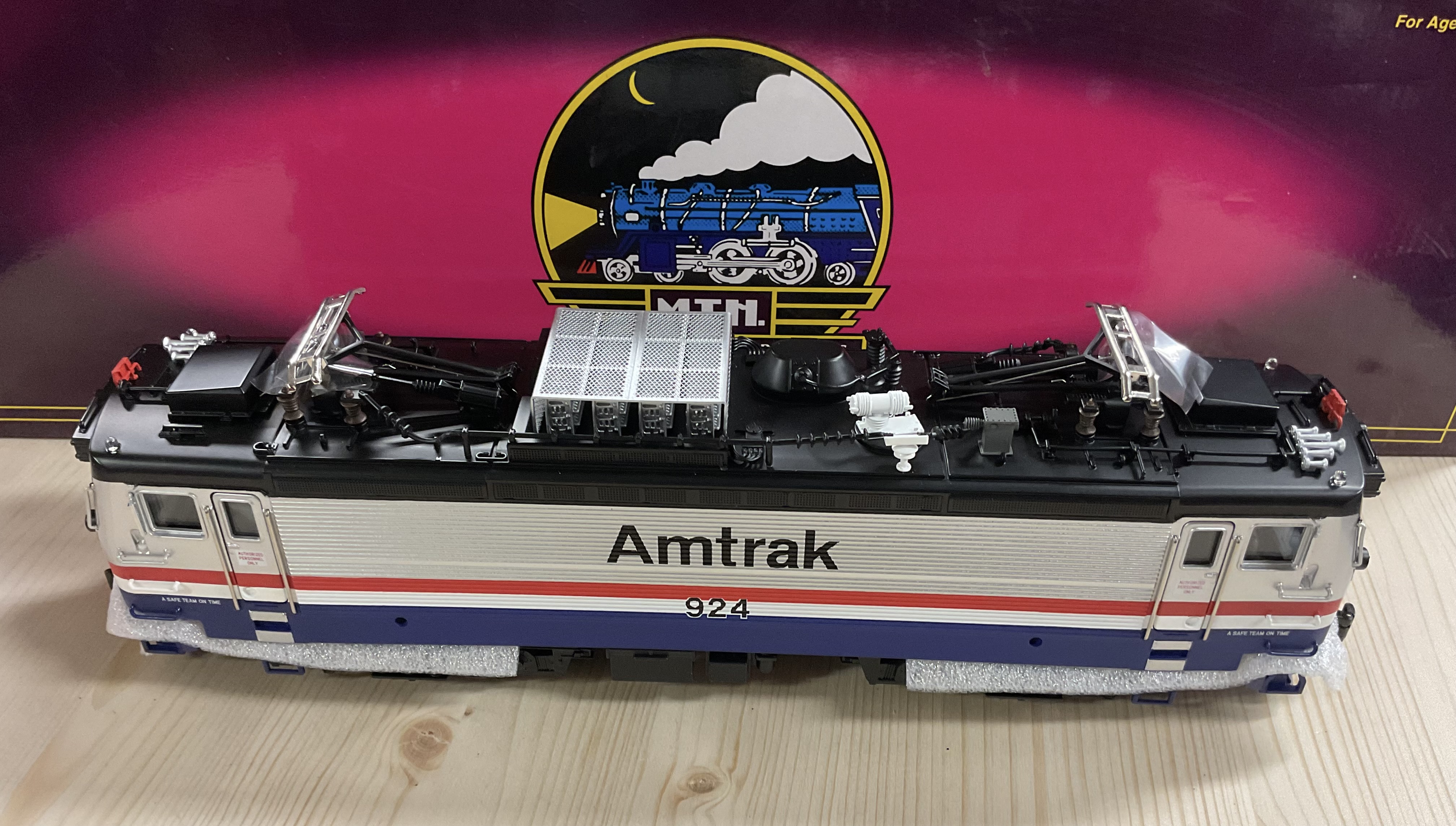 MTH Premier 20-5505-1 O-Scale Amtrak AEM-7 Electric Cab #924 Locomotive with Proto-Sound Model Train