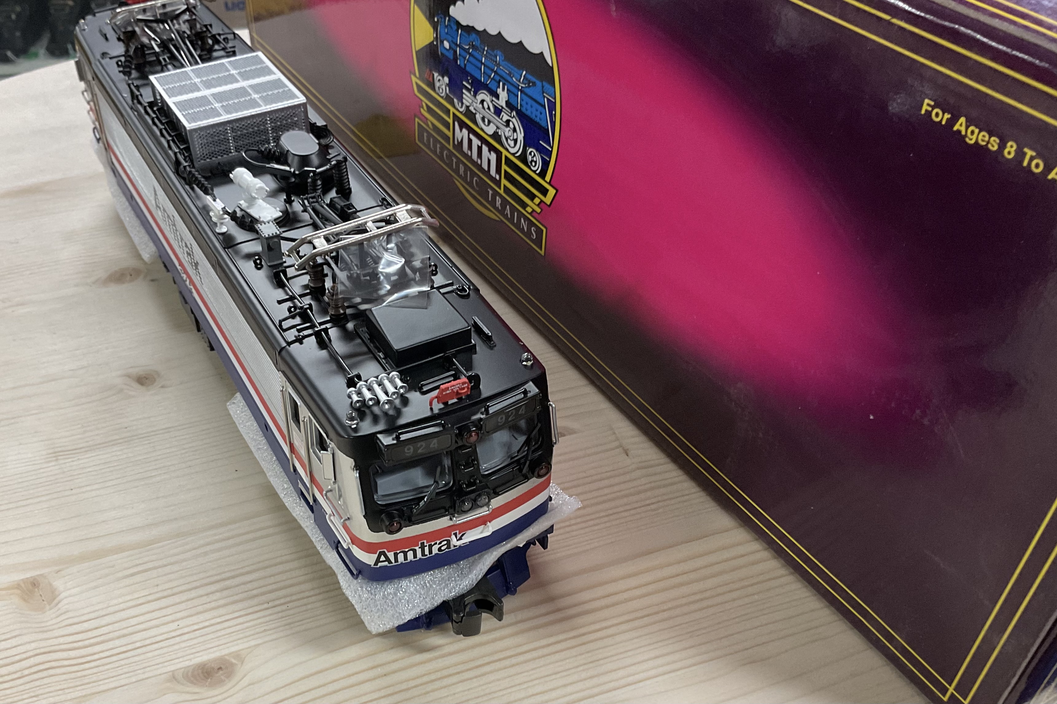 MTH Premier 20-5505-1 O-Scale Amtrak AEM-7 Electric Cab #924 Locomotive with Proto-Sound Model Train