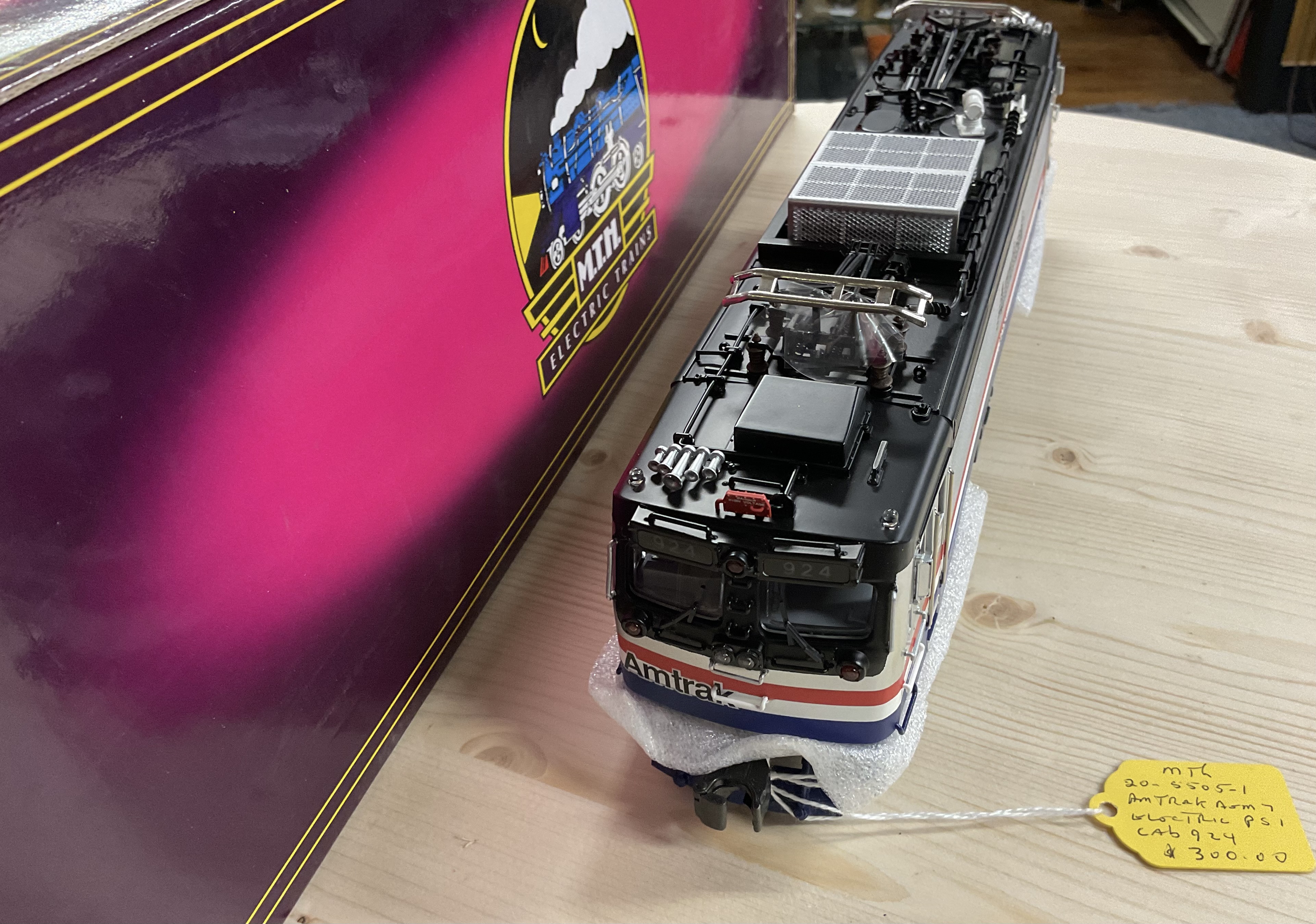 MTH Premier 20-5505-1 O-Scale Amtrak AEM-7 Electric Cab #924 Locomotive with Proto-Sound Model Train