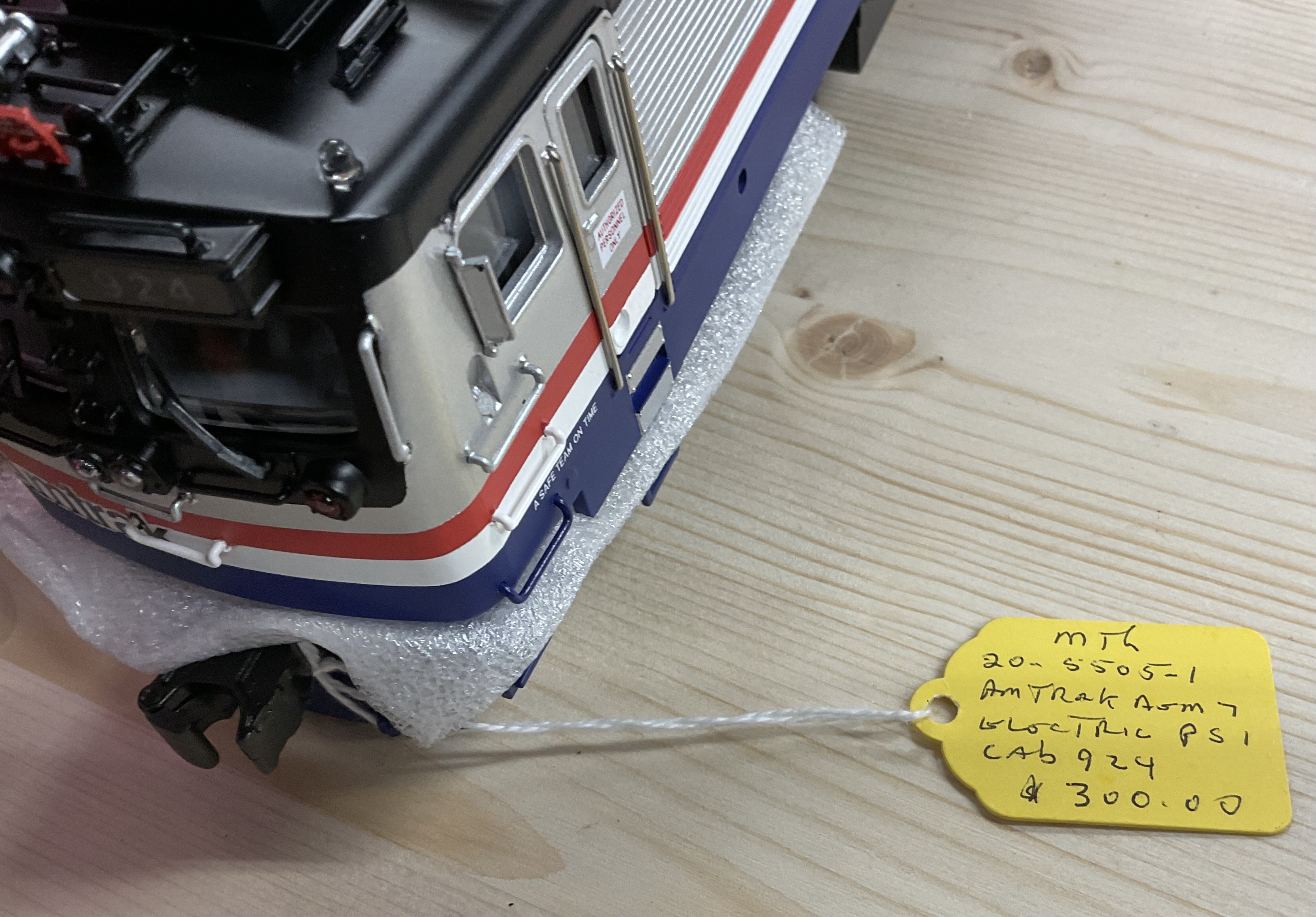 MTH Premier 20-5505-1 O-Scale Amtrak AEM-7 Electric Cab #924 Locomotive with Proto-Sound Model Train