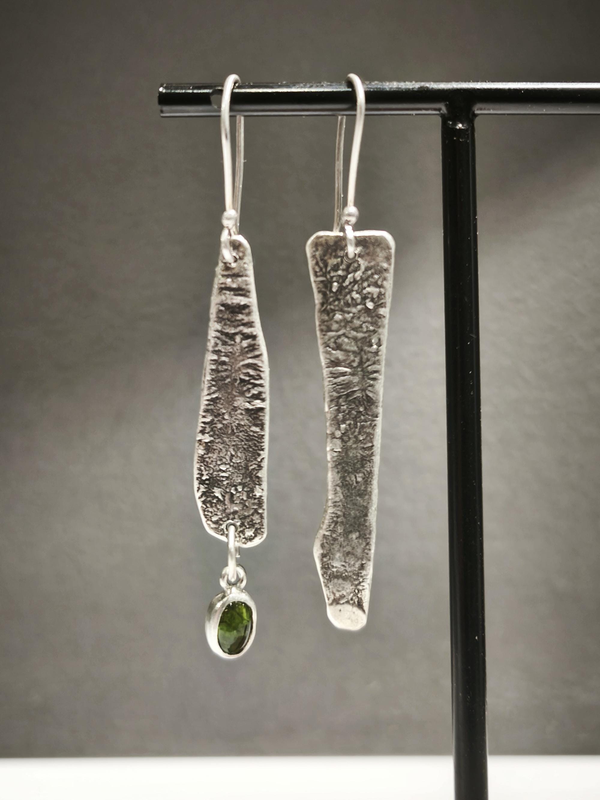 Pendientes asimétricos en plata y turmalina | Plata texturizada