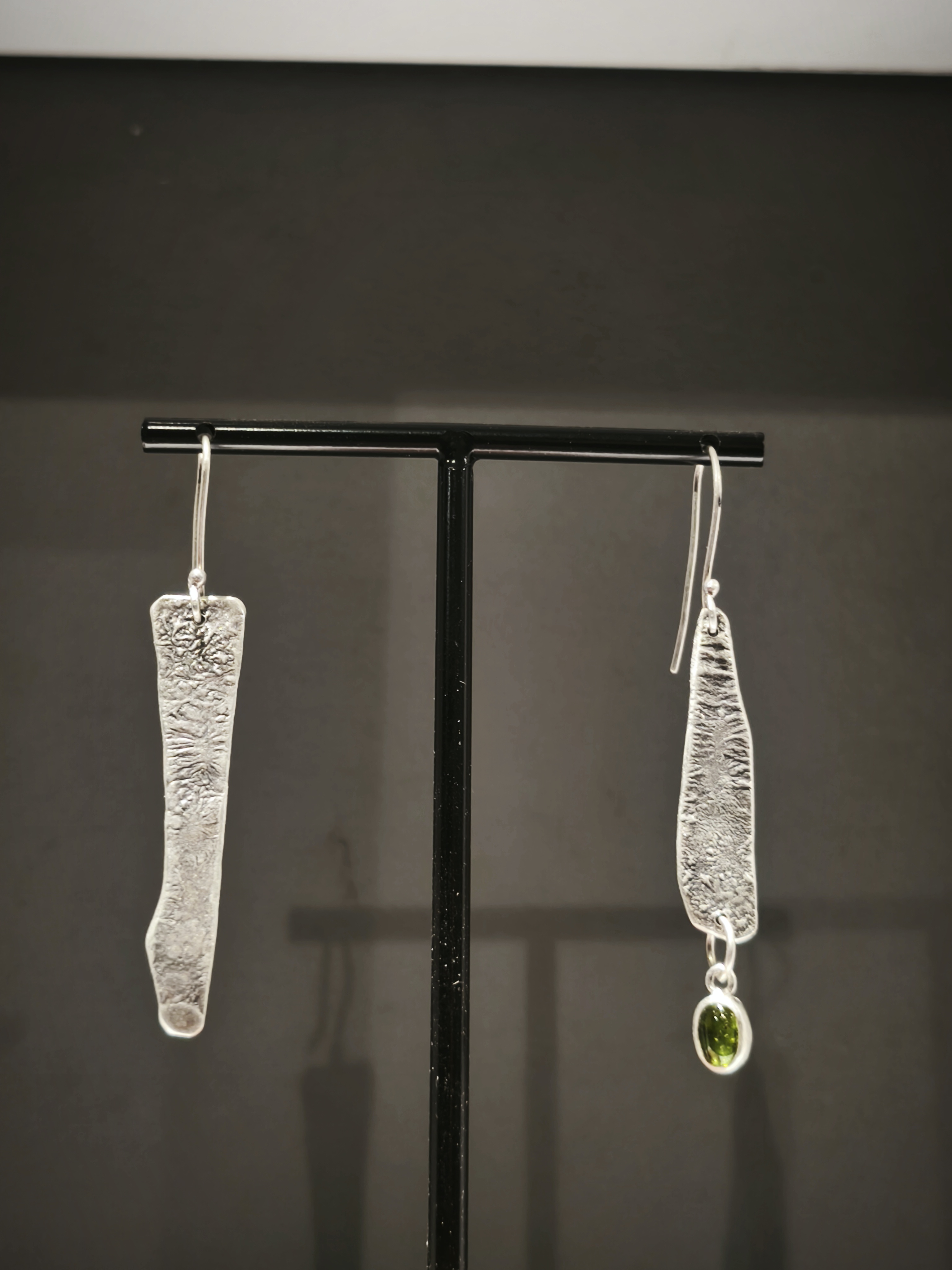 Pendientes asimétricos en plata y turmalina | Plata texturizada