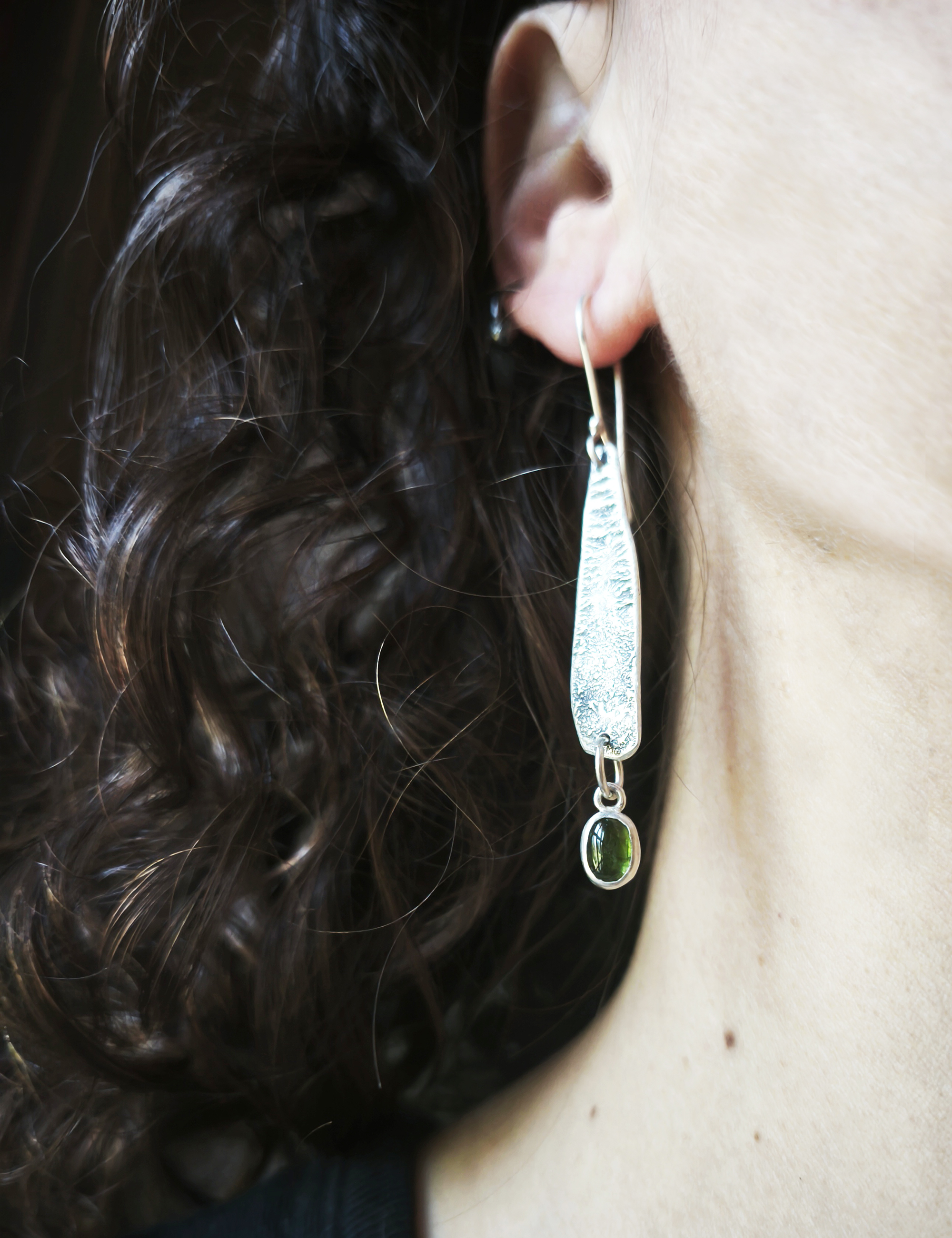 Pendientes asimétricos en plata y turmalina | Plata texturizada