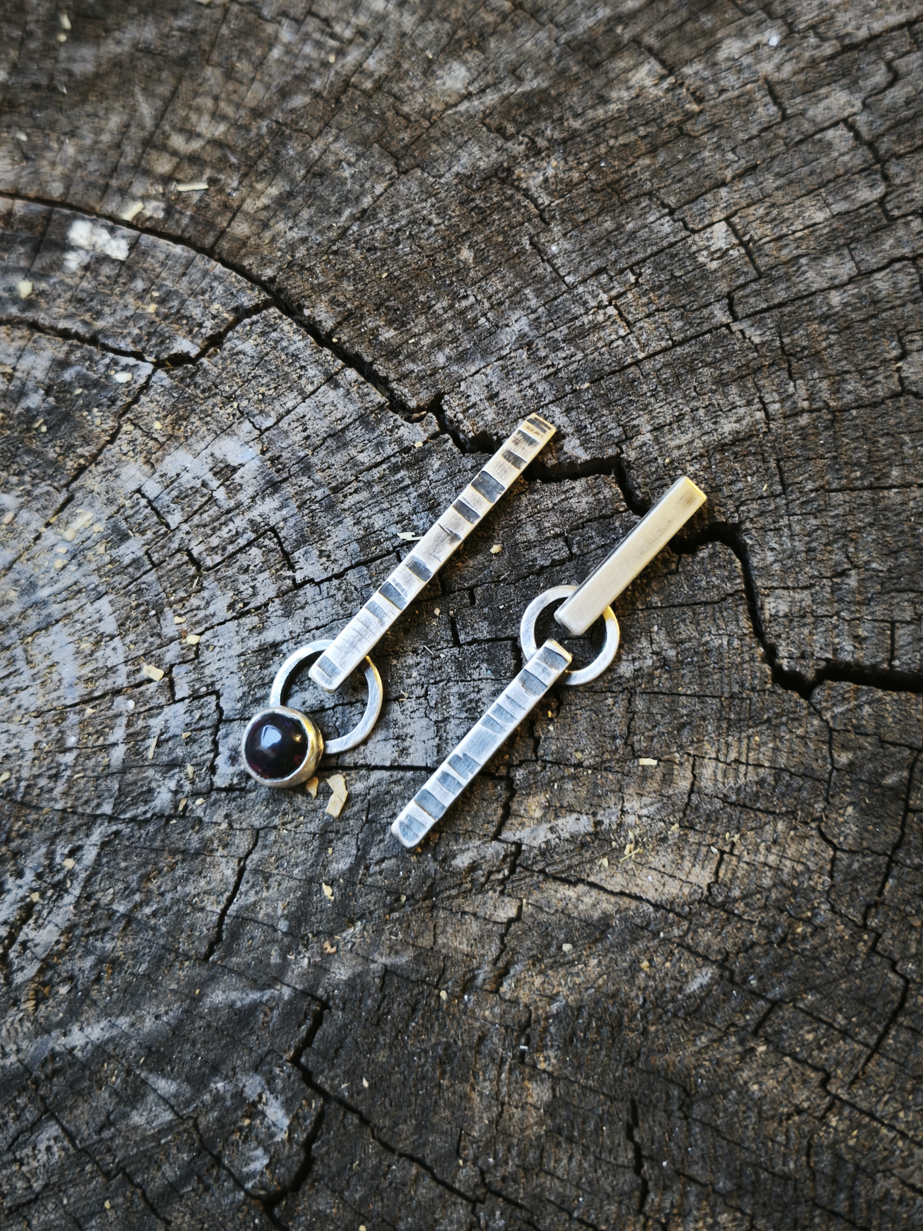 Pendientes asimétricos en plata y ópalo negro