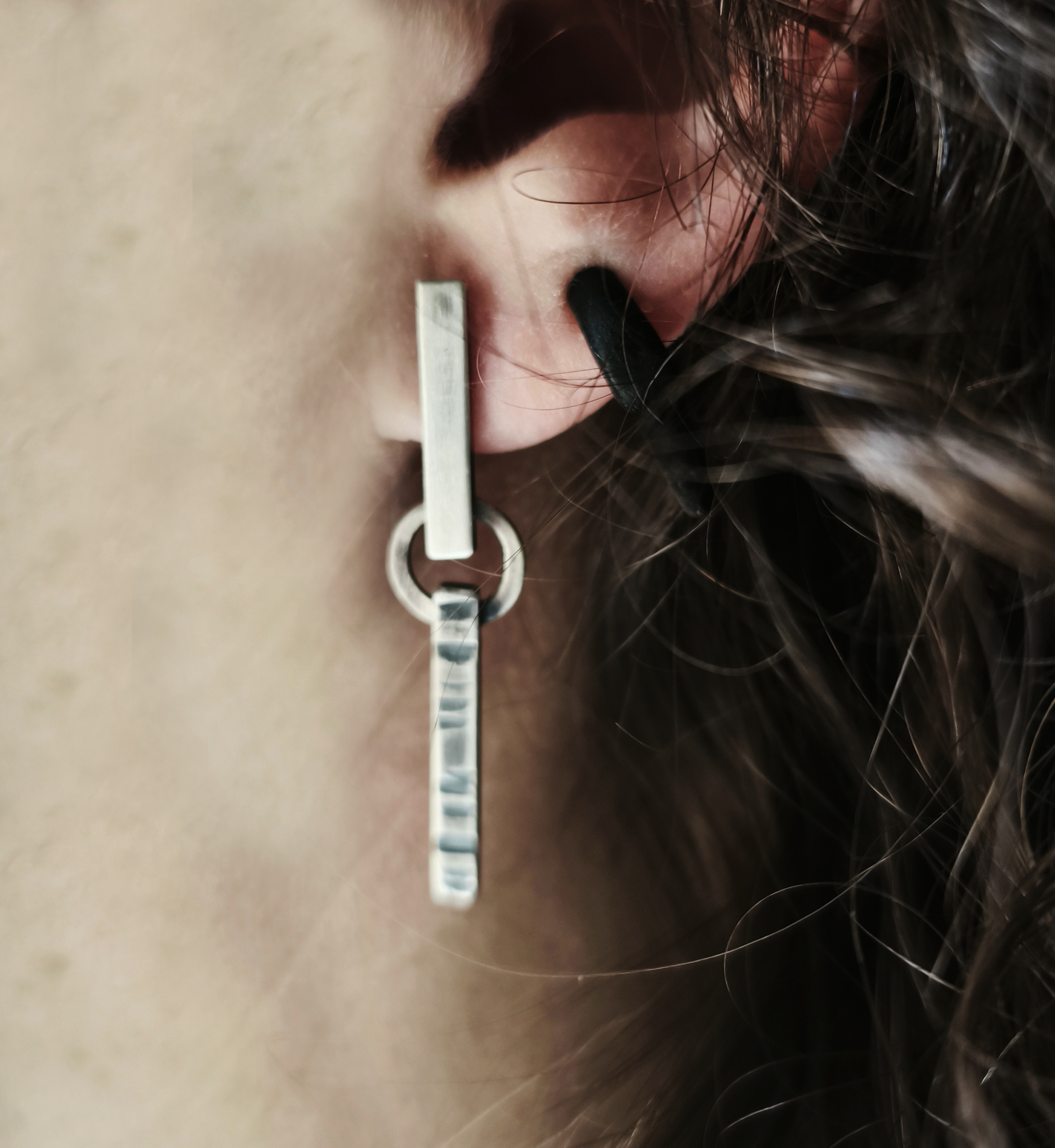 Pendientes asimétricos en plata y ópalo negro