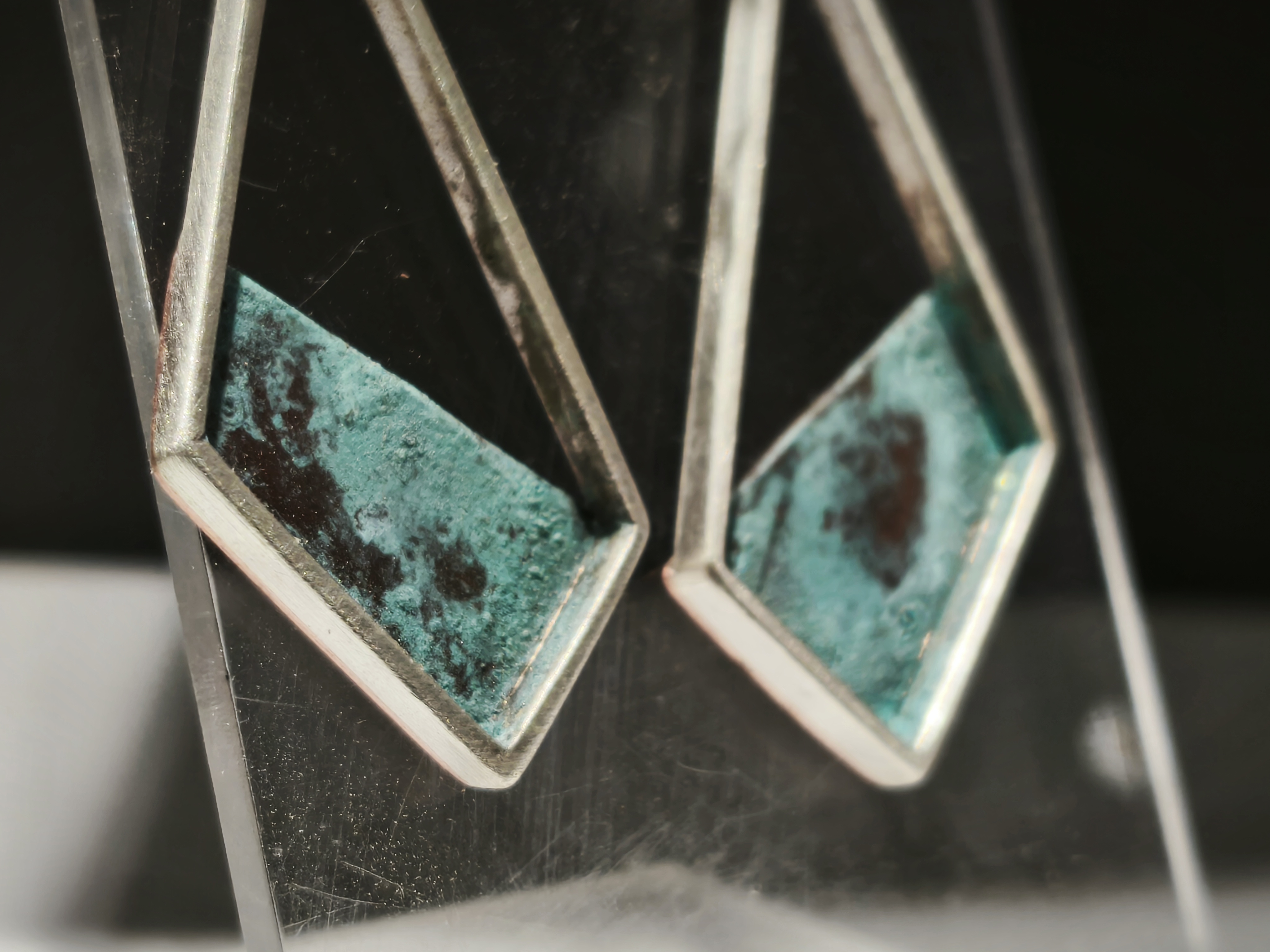 Pendientes geométricos con plata y cobre patinado