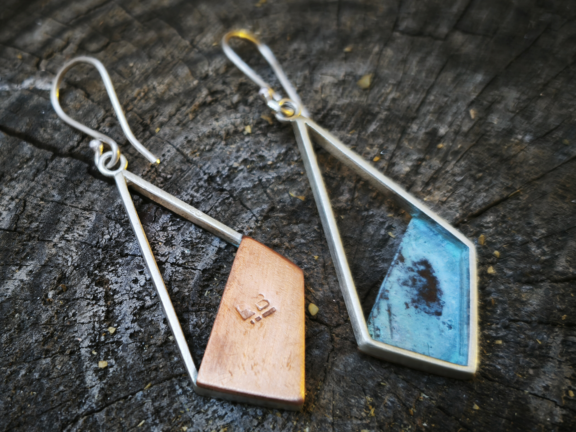 Pendientes geométricos con plata y cobre patinado