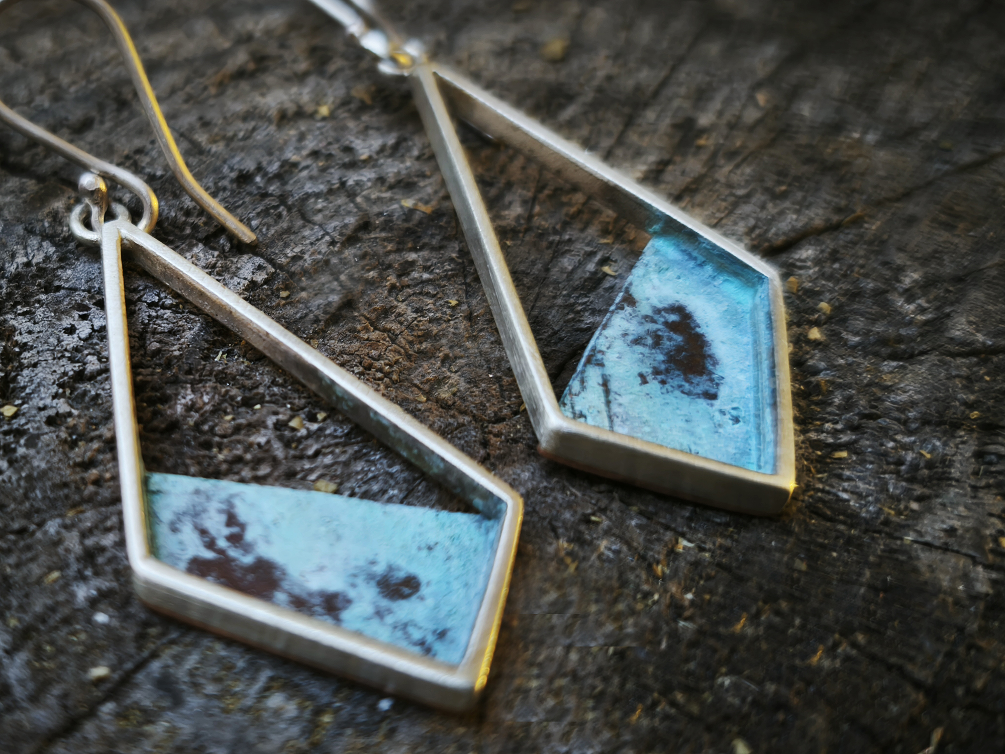 Pendientes geométricos con plata y cobre patinado