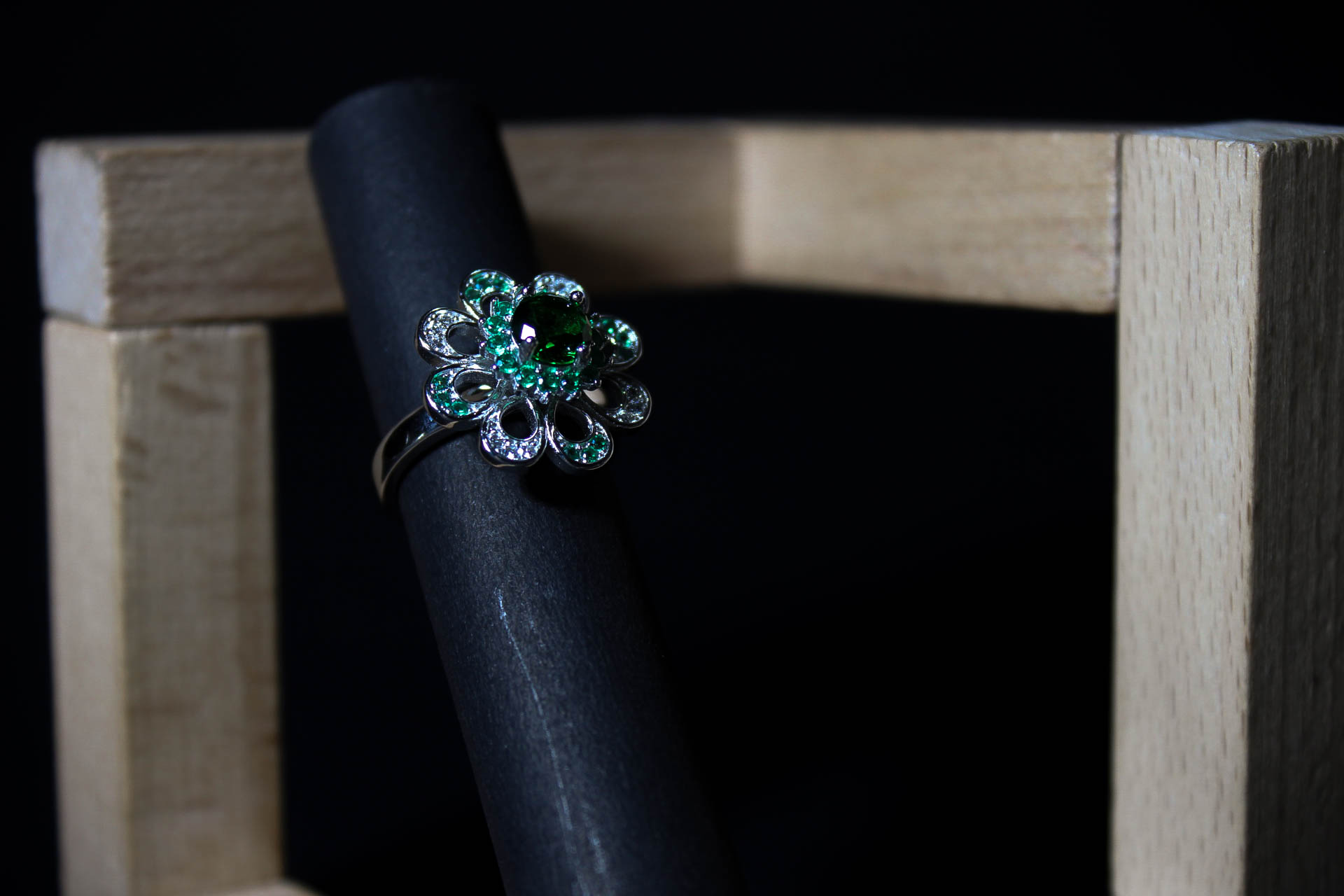 Rotating Emerald and Diamond Flower Ring