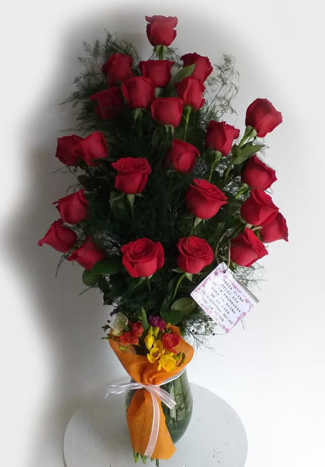 24 Rosas Premium + Florero + Delicado Bousquet de Fresias